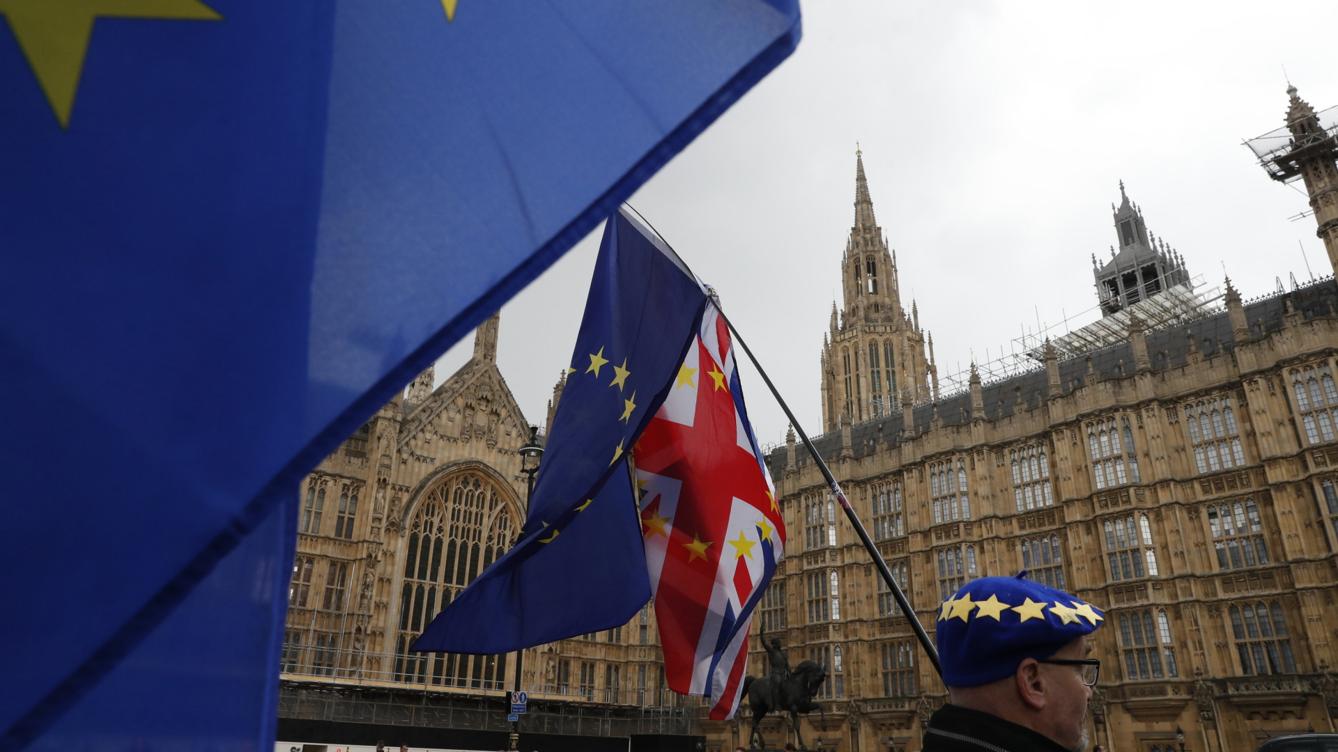 Das britische Parlament hat sich mehr Mitsprache bei einer neuen Brexit-Frist gesichert. | AP