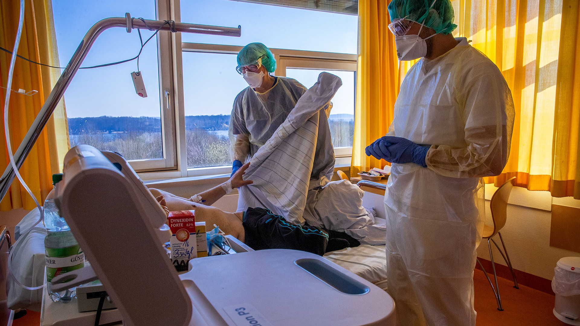 Ein Oberarzt spricht auf der Isolierstation für Coronavirus-Behandlungen im Klinikum in Schwerin mit einem Patienten | dpa