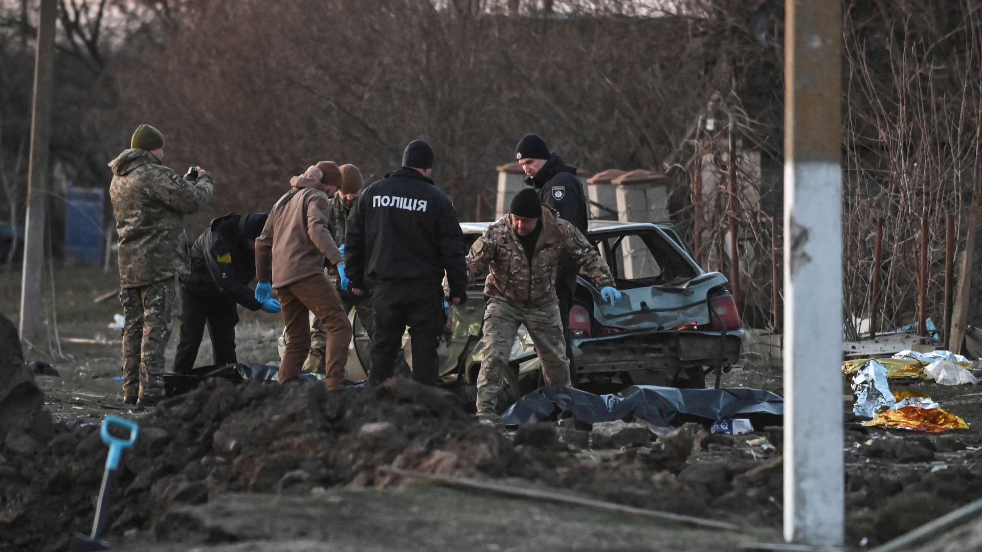 Ukrainische Offizielle untersuchen Opfer eines russischen Angriffs in Saporischschja
