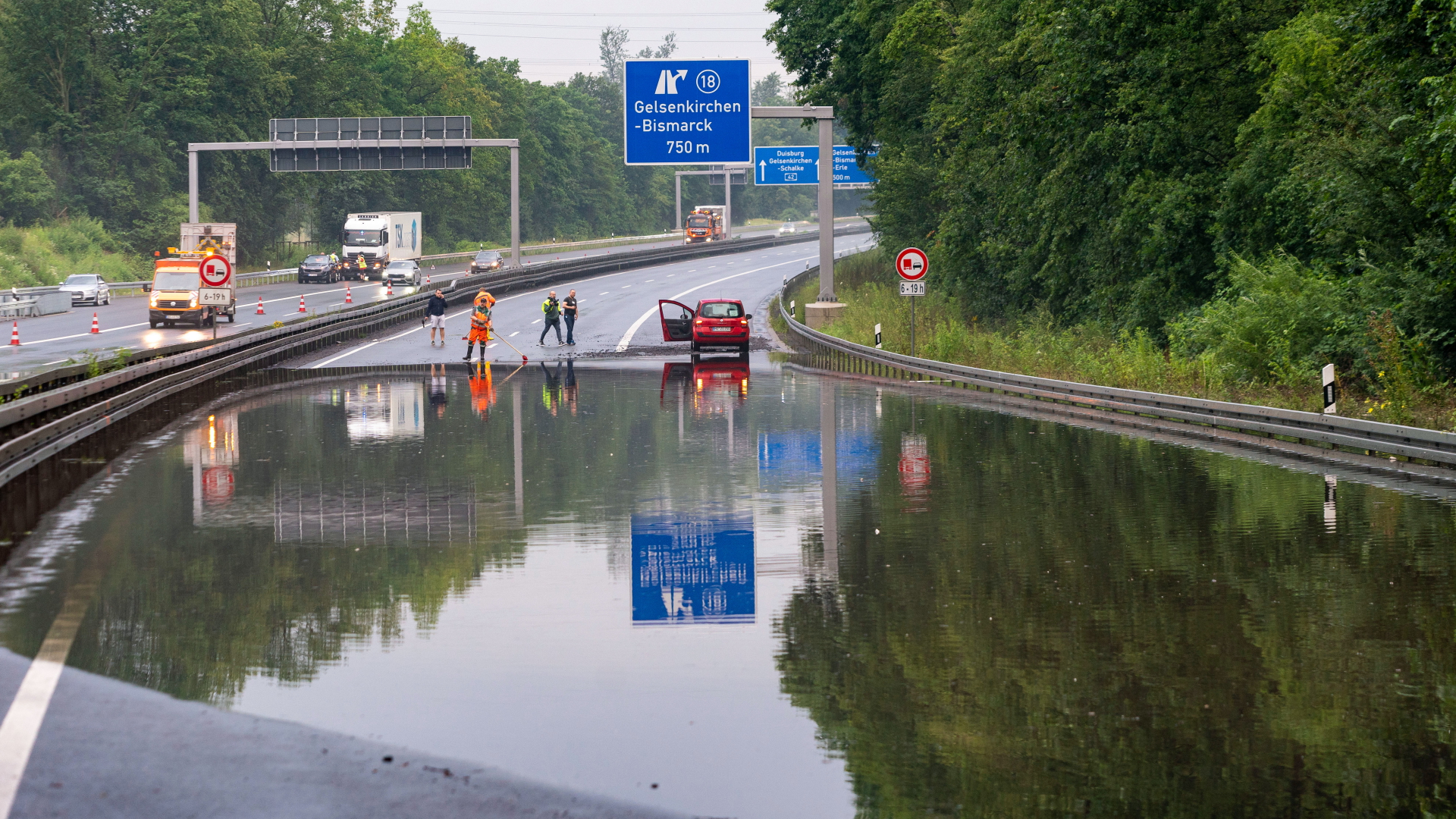 Im Ruhrgebiet wurde die Autobahn 42 bei Herne überschwemmt | dpa
