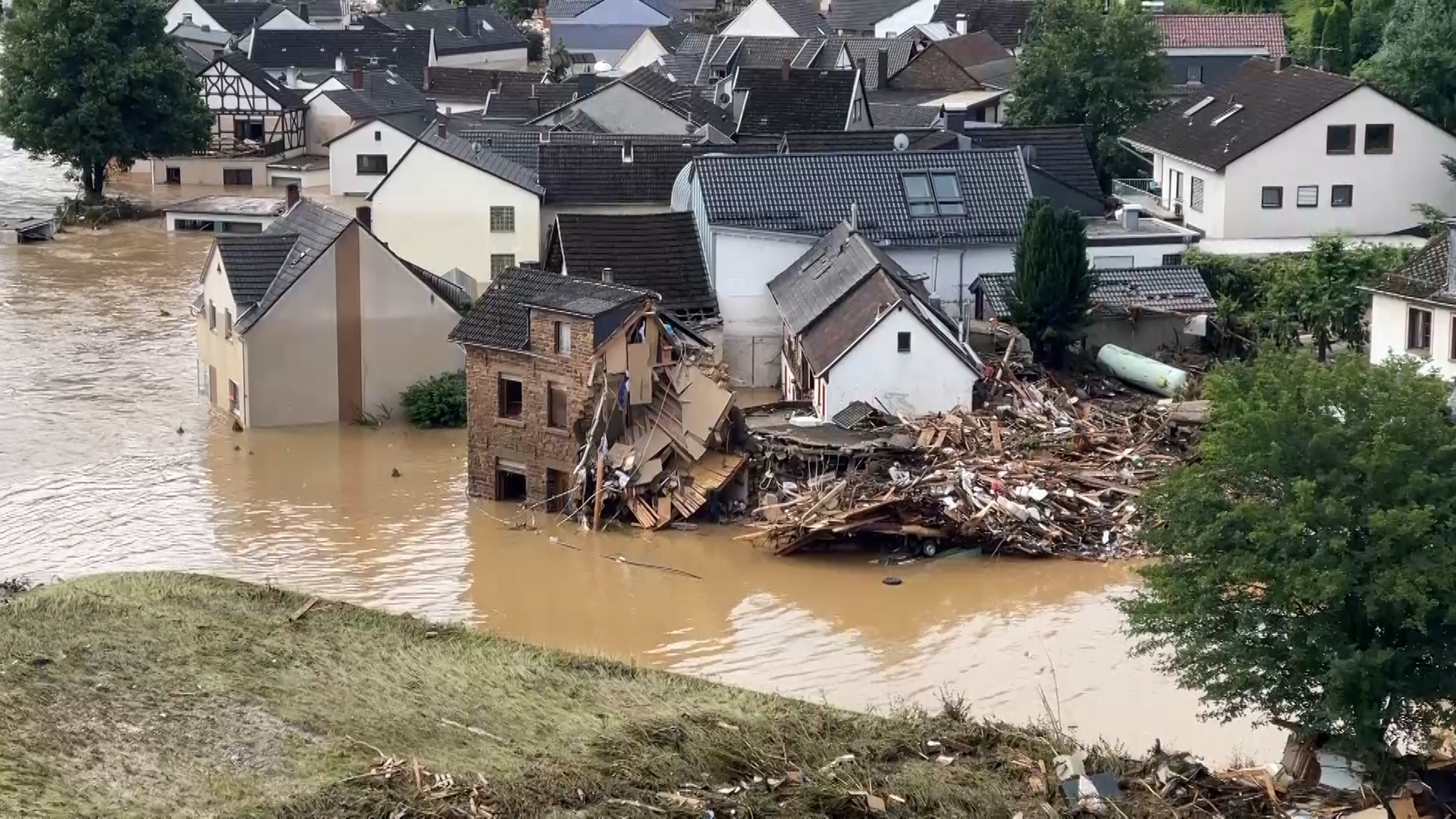 Altenahr: Die Luftaufnahme zeigt den vom Ahr-Hochwasser überfluteten Ortsteil Altenburg  | dpa