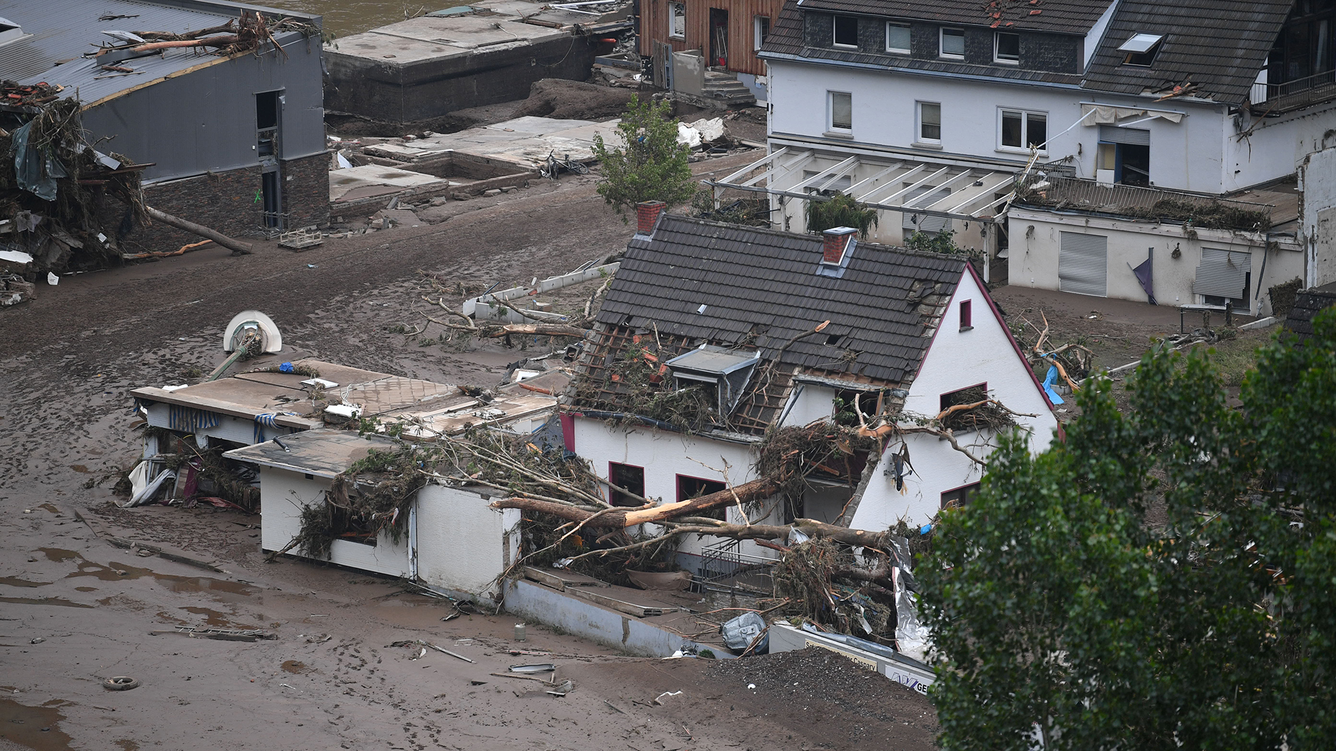 In der Innenstadt von Altenahr ist ein völlig zerstörtes Haus zu sehen. | dpa