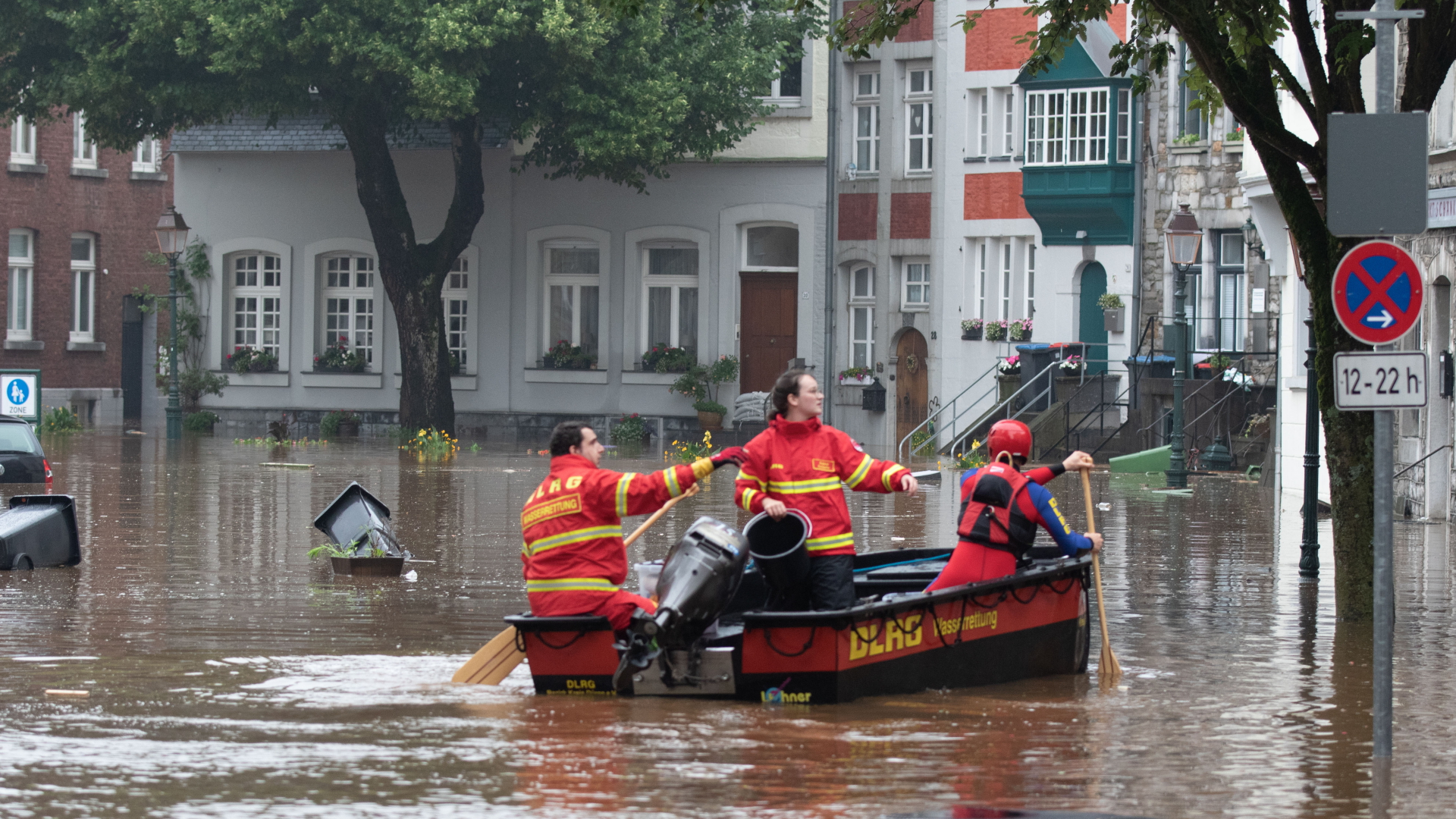 Ein Boot der Deutschen Lebens-Rettungs-Gesellschaft (DLRG) fährt bei Hochwasser durch Aachen. | dpa