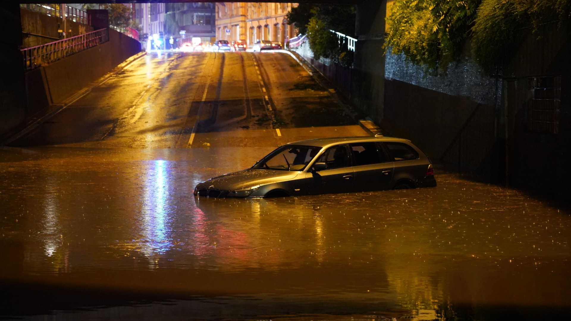 Ein abgesoffenes Auto steht nach schweren Unwettern im Juni 2021 in der überfluteten Autounterführung am Österreichischen Platz in Stuttgart. | dpa