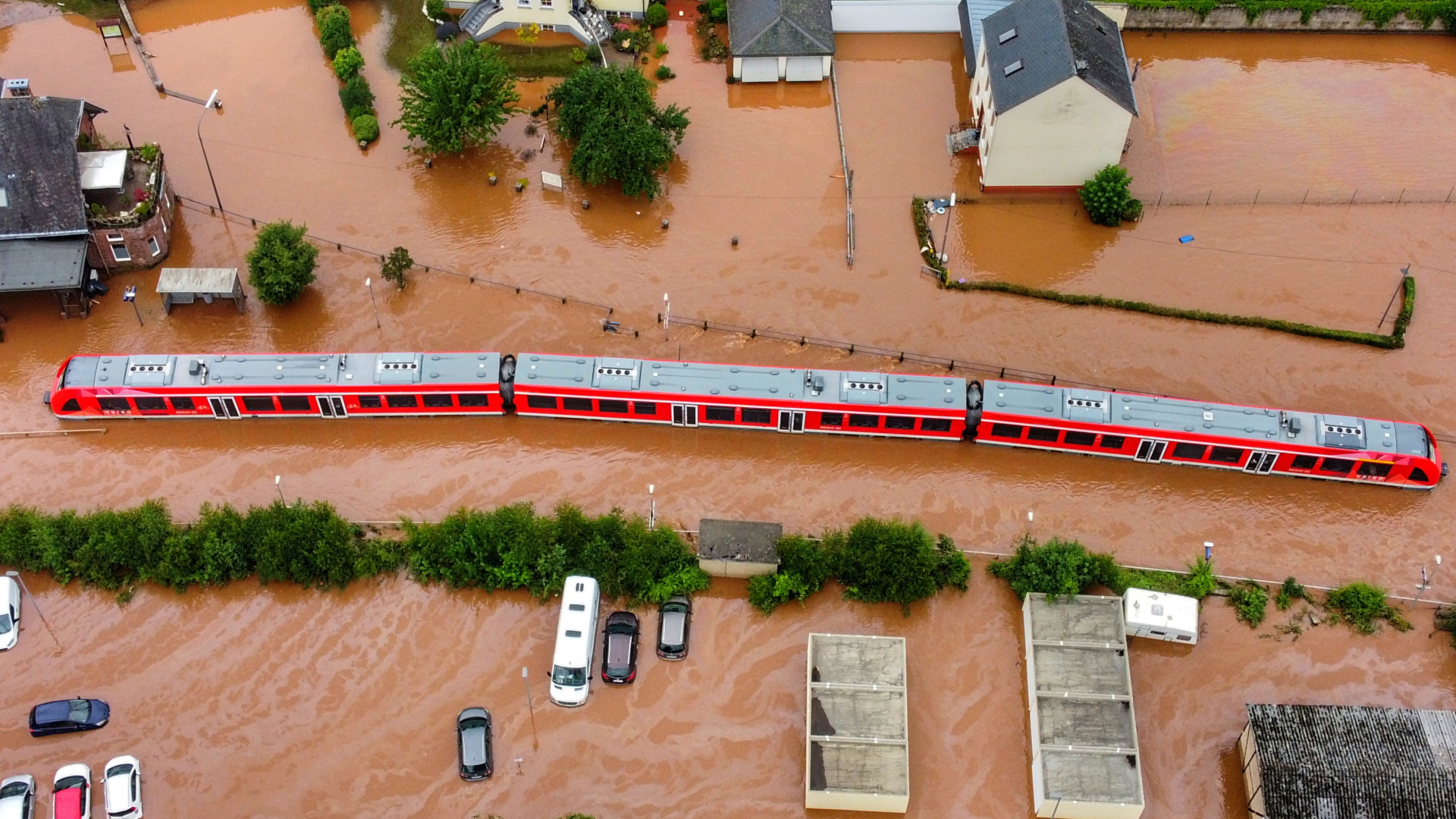 Liegengebliebener Zug in überschwemmten Gelände | dpa