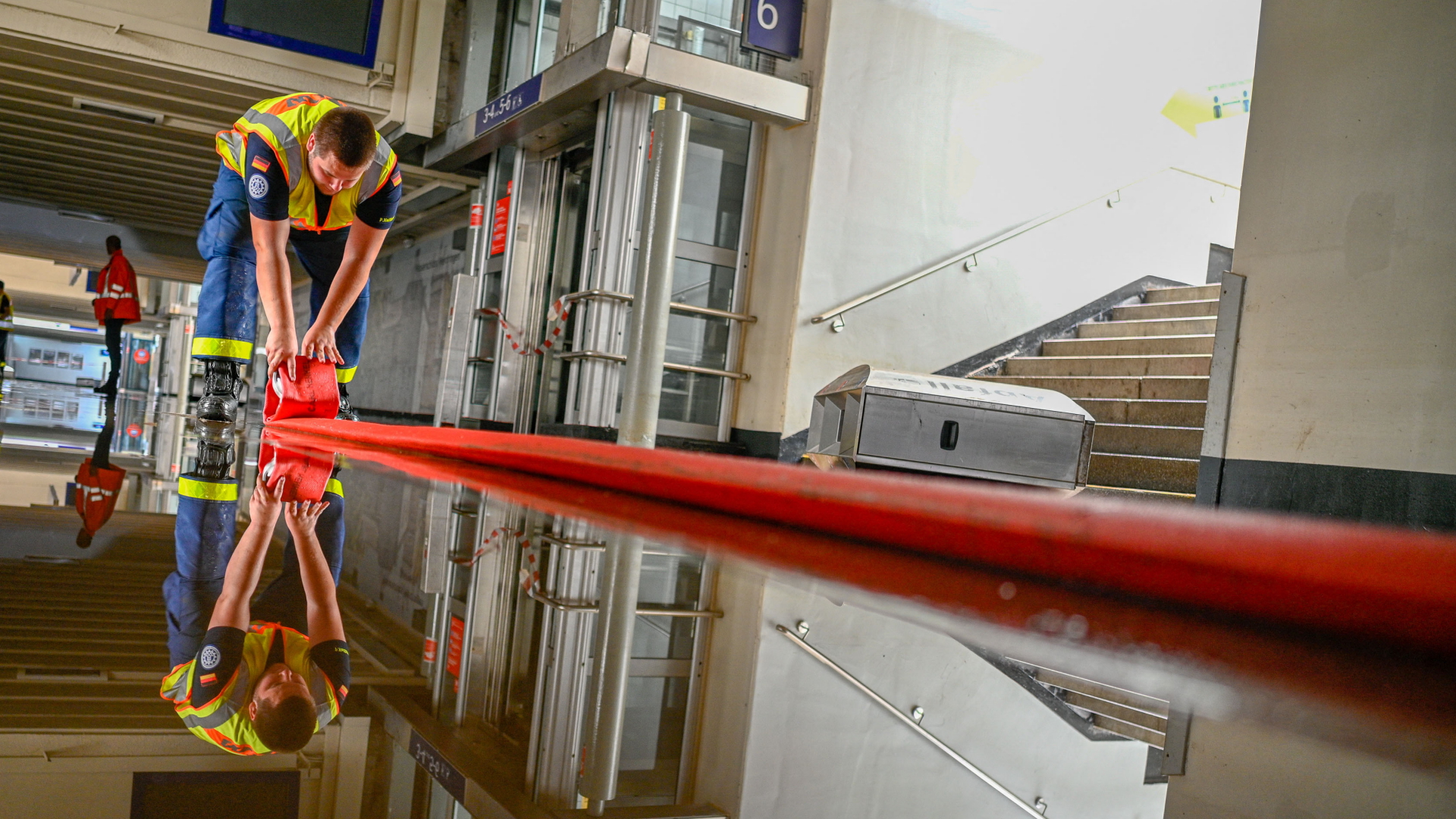 Ein Helfer pumpt Wasser aus dem Bahnhof Hagen ab. | AFP