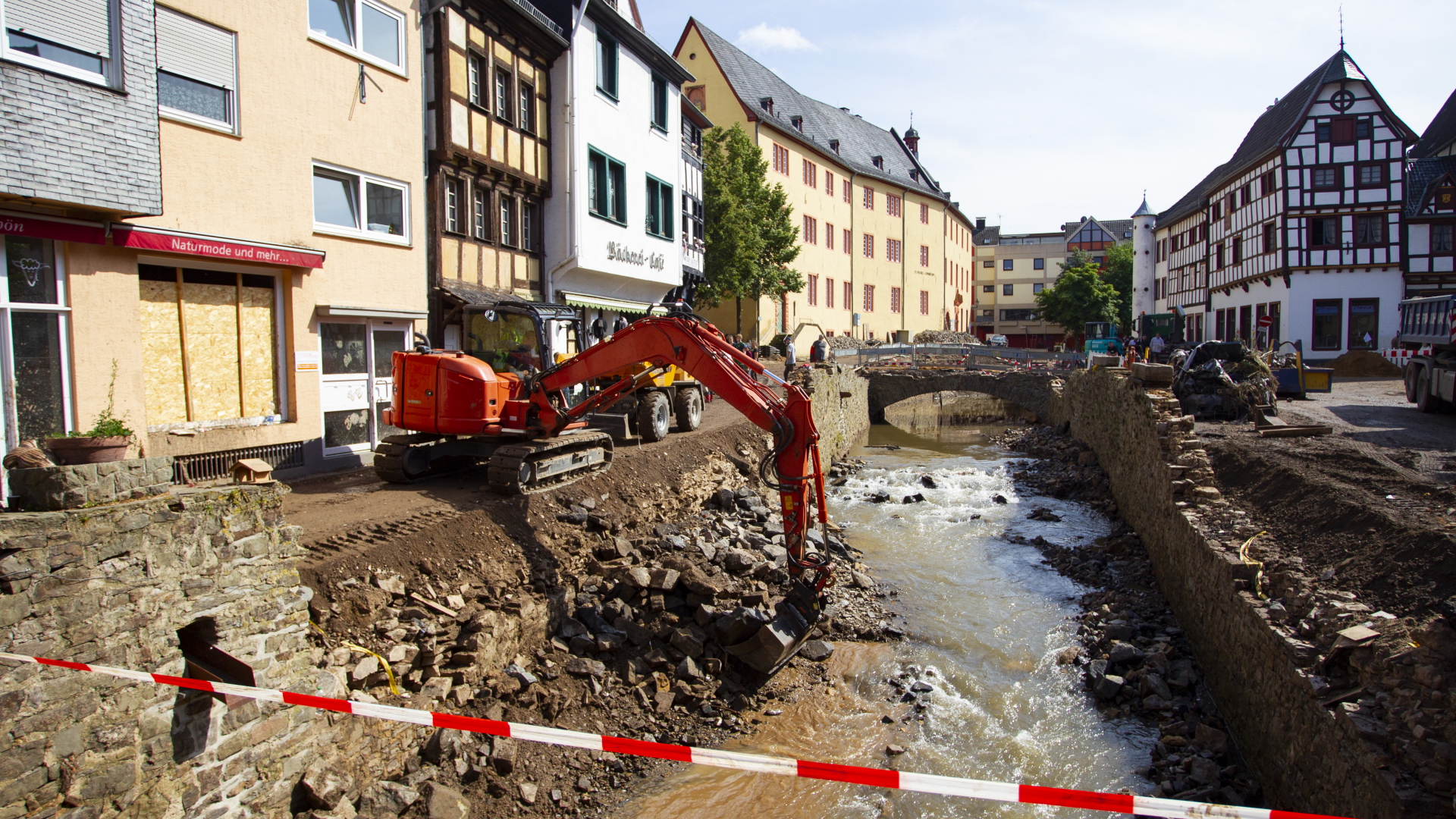 Ein Bagger bei Aufräumarbeiten nach der Flutkatastrophe in Bad Münstereifel.