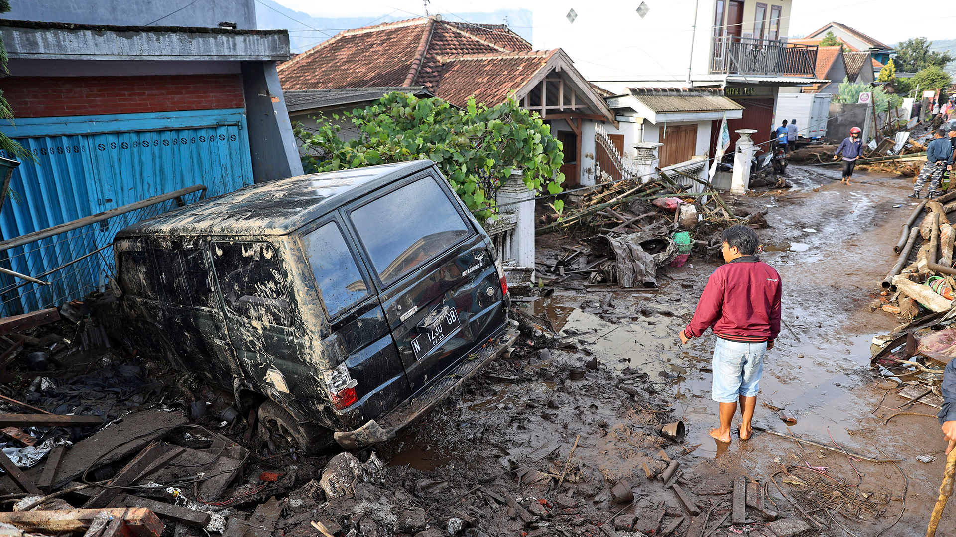 Ein Mann begutachtet die Schäden nach einer Sturzflut im Dorf Bulukerto (Indonesien). | dpa