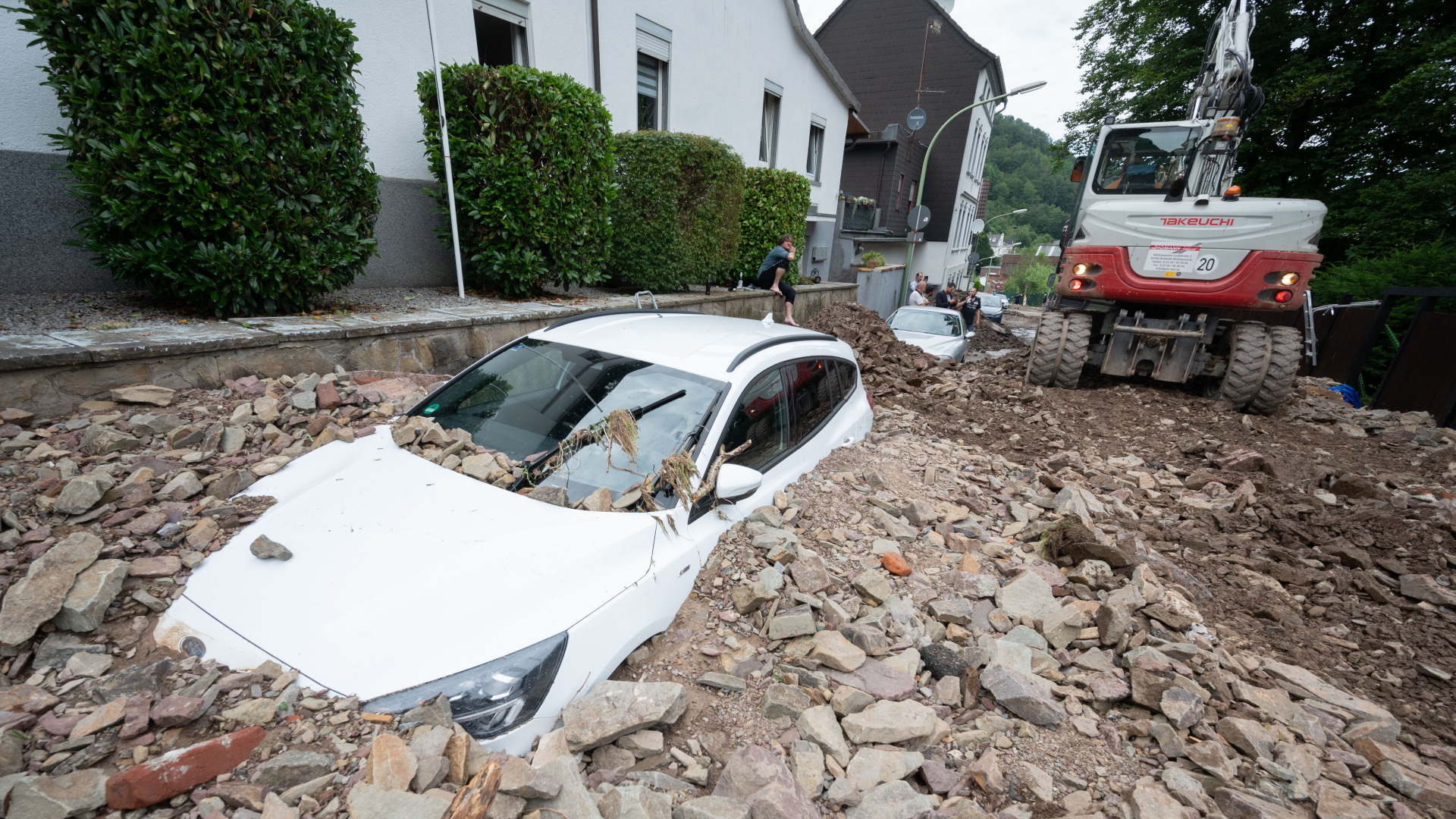 Ein beschädigtes Auto steht in Geröll in Hagen.
