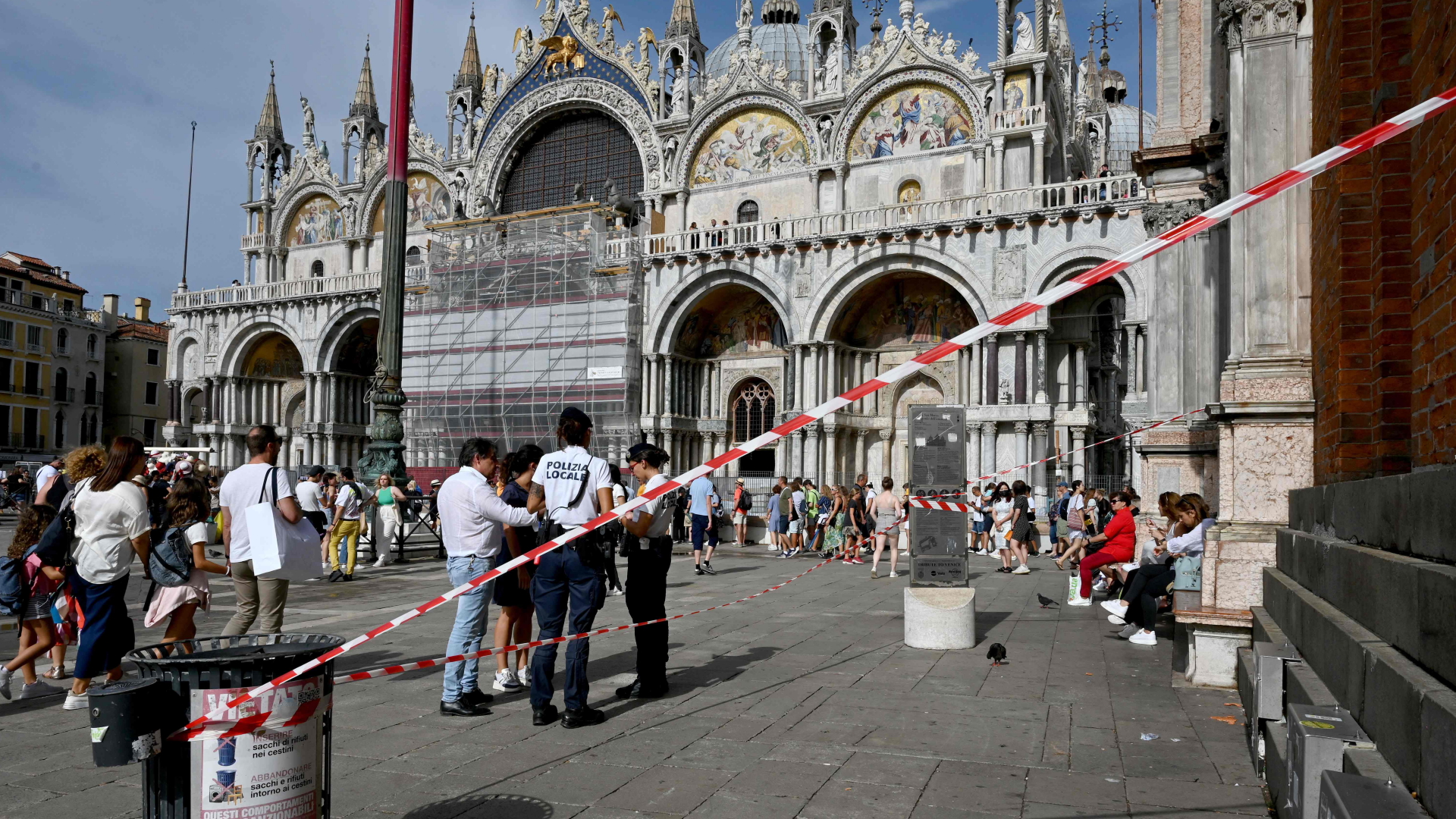 Am Markusplatz in Venedig mussten Abschnitte gesperrt werden, nachdem von einigen der berühmten Bauwerke Steine herabgestürzt waren. | AFP