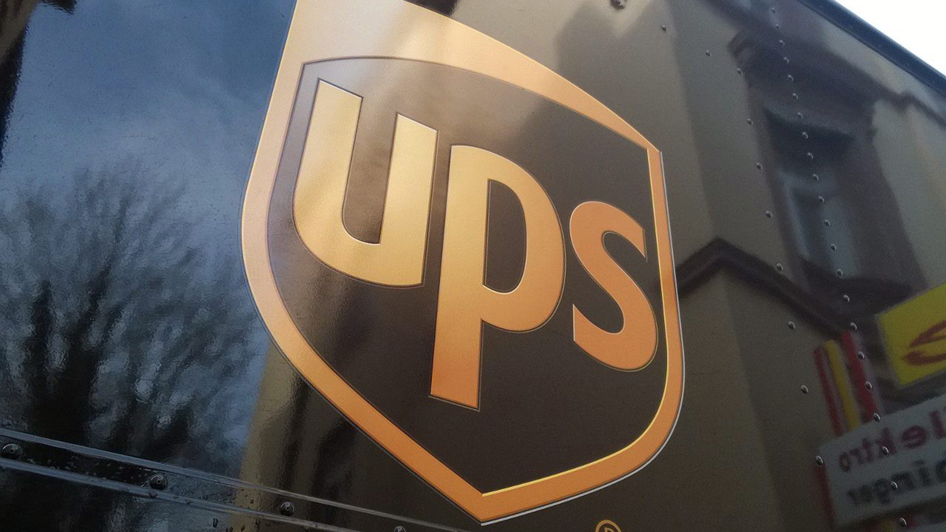 UPS Logo auf einem Lieferfahrzeug | picture alliance / dpa