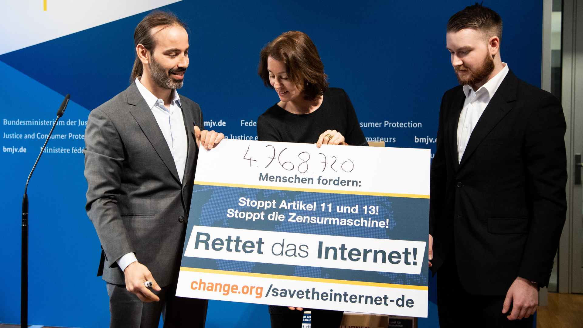 Bundesjustizministerin Katarina Barley (SPD) bekommt 4,7 Millionen Unterschriften von den Aktivisten Pascal Fouquet und Dominic Kis der Kampagne "Rettet das Internet" überreicht. | dpa