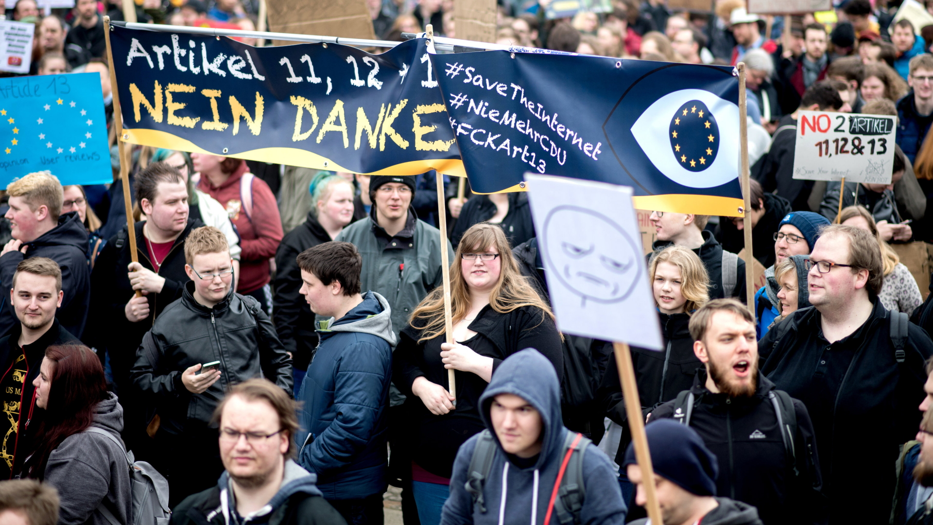 Vor allem junge Menschen beteiligen sich in Hannover an einer Demo gegen die EU-Urheberrechtsreform. | dpa