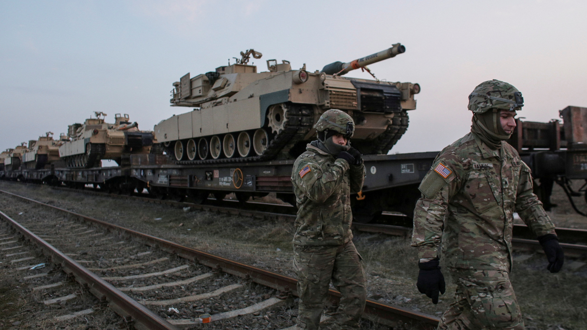 US-Soldaten verladen den Panzer "M1 Abrams" in Rumänien.