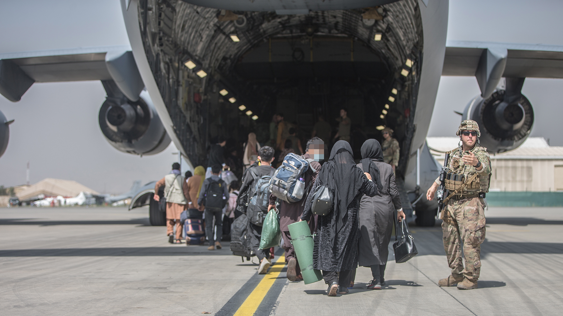 Familien gehen in Kabul an Bord einer Boeing C-17 Globemaster III der U.S. Air Force. | EPA
