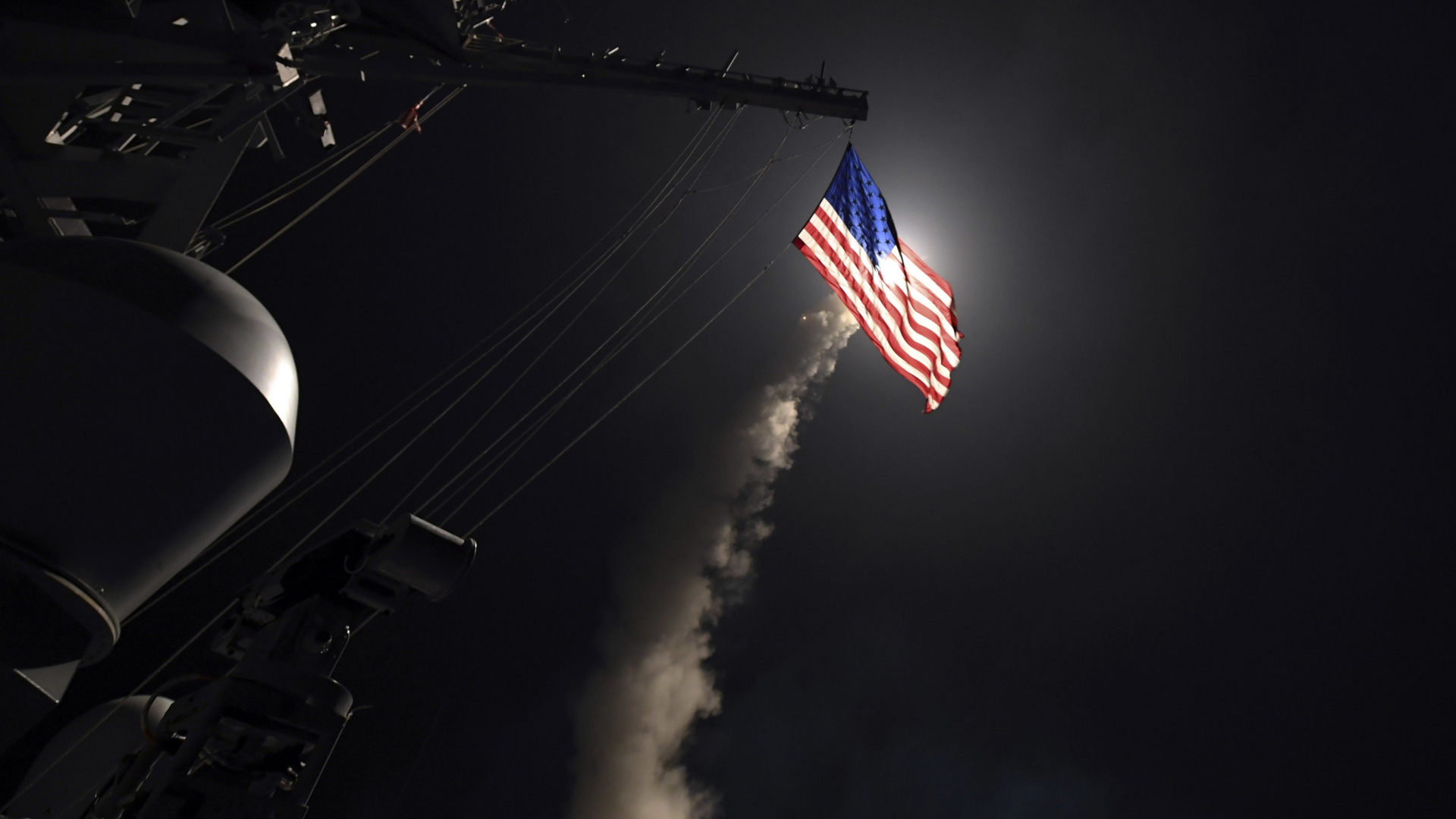 US-Zerstörer während eine Rakete abgefeuert wird | dpa