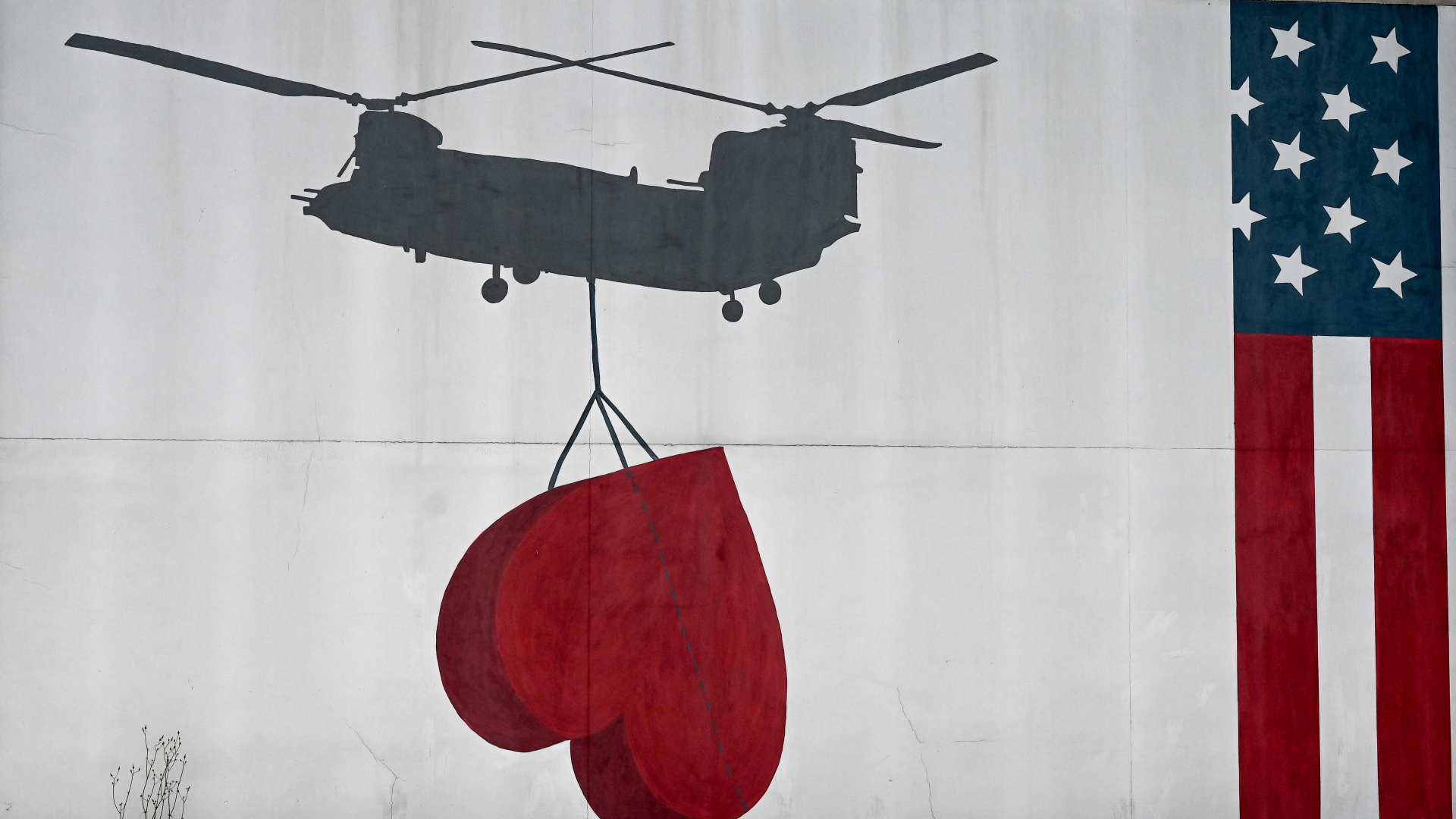 Dieses Bild wurde an eine Mauer an der US-Botschaft in Kabul gesprüht. | AFP