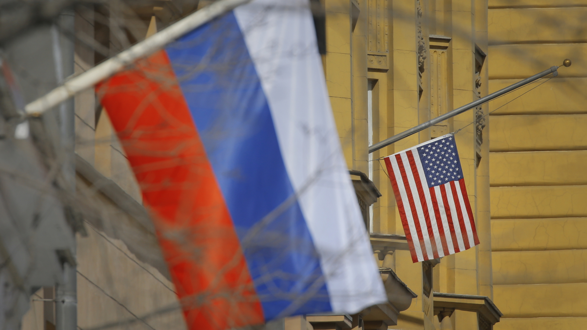 US-Botschaft in Moskau mit russischer und US-Flagge | YURI KOCHETKOV/EPA-EFE/REX/Shutt
