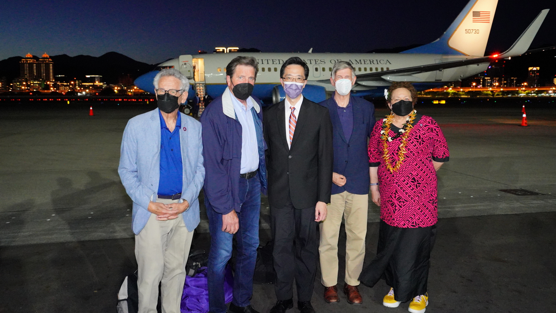 Fünf US-Parlamentarier stehen auf dem Flughafen von Taipeh