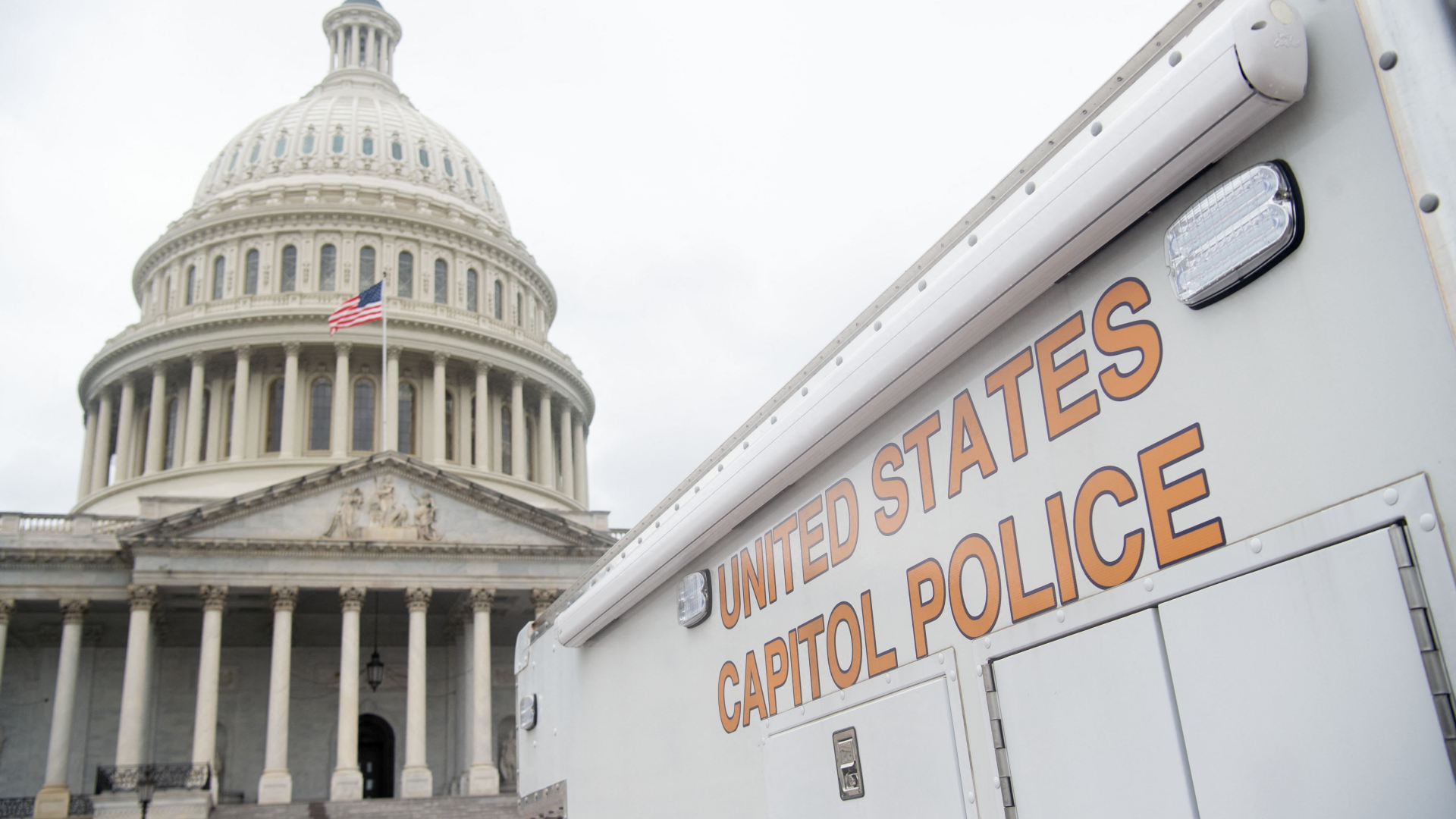 Ein Mannschaftswagen der Polizei am US-Kapitol steht vor dem Parlamentsgebäude, während sich die Behörden auf neuerliche Ausschreitungen rund um Pro-Trump-Proteste vorbereiten. | AFP