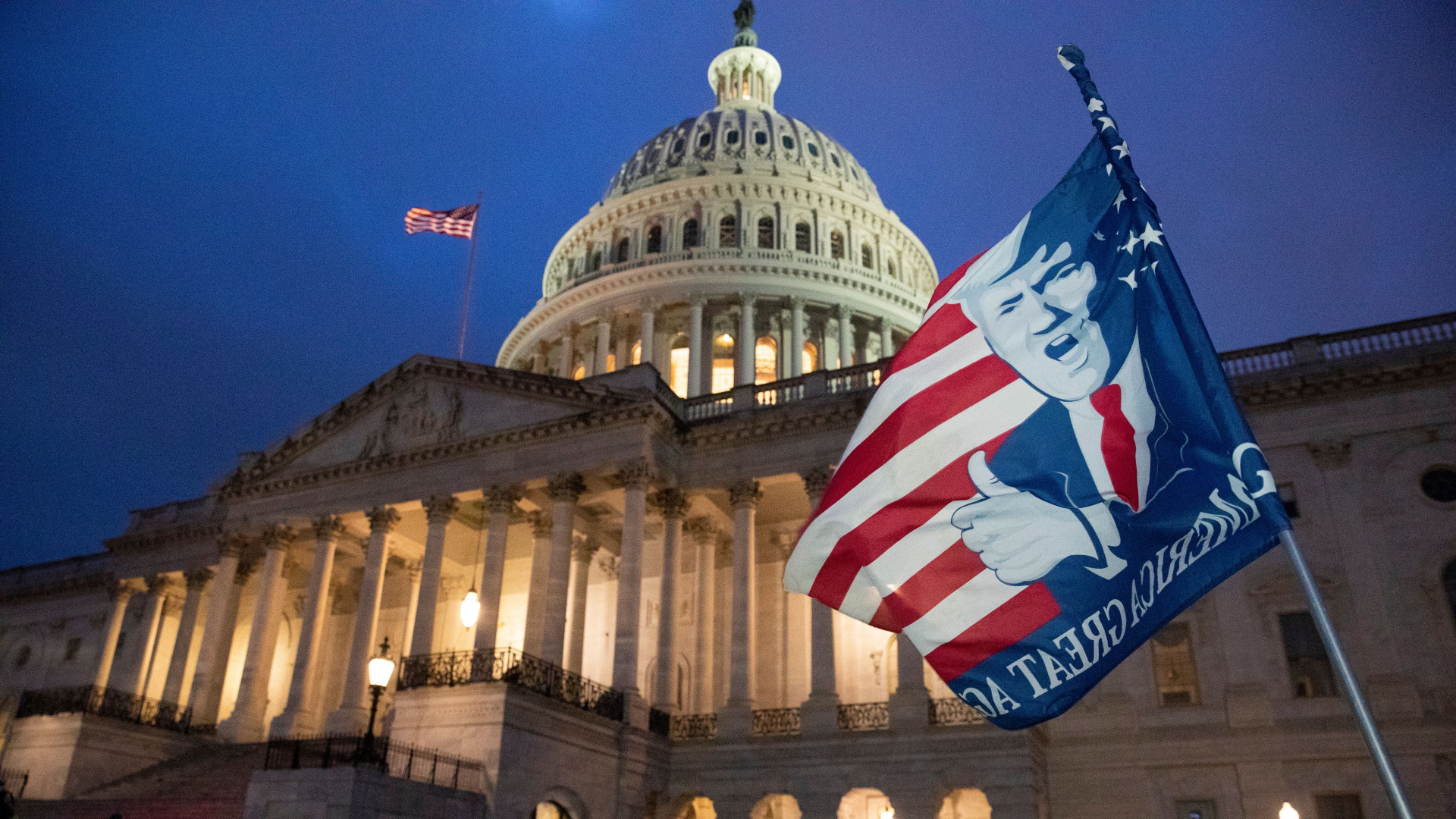 Eine Trump-Flagge weht vor dem US-Kapitol. | MICHAEL REYNOLDS/EPA-EFE/Shutter