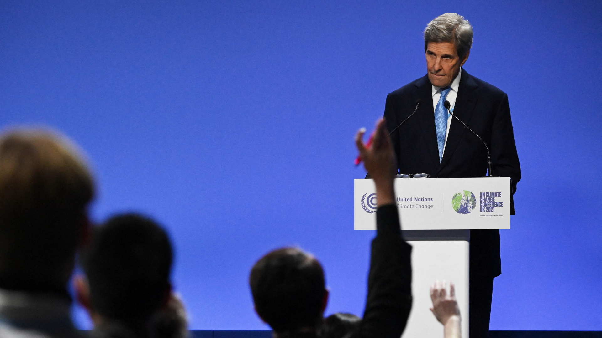 Der US-Klimagesandte Kerry beantwortet Fragen von Journalisten beim UN-Klimagipfel. | AFP