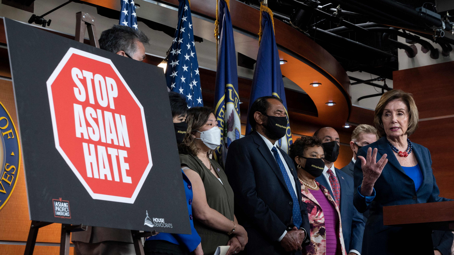 Vorsitzenden des Repräsentantenhauses, Nancy Pelosi und weitere Abgeordnete verkünden den Beschluss zu einem Anti-Hass-Gesetz | AFP