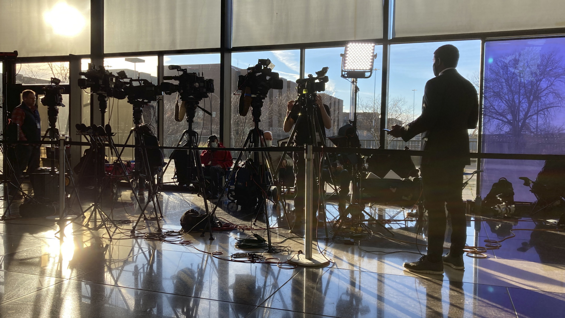 Ein US-amerikanischer Reporter macht eine Liveschalte, vor ihm sind mehrere Fernsehkameras aufgebaut. | AP