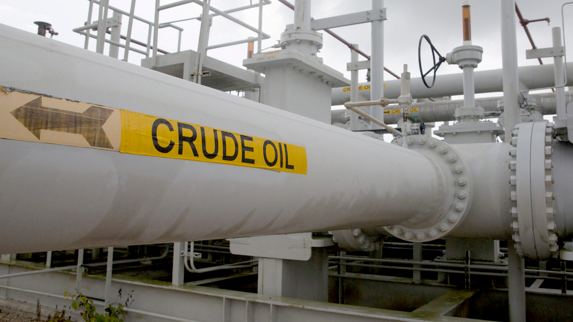 Rohre sind an einem Standort der nationalen US-Ölreserven in Freeport zu sehen | REUTERS