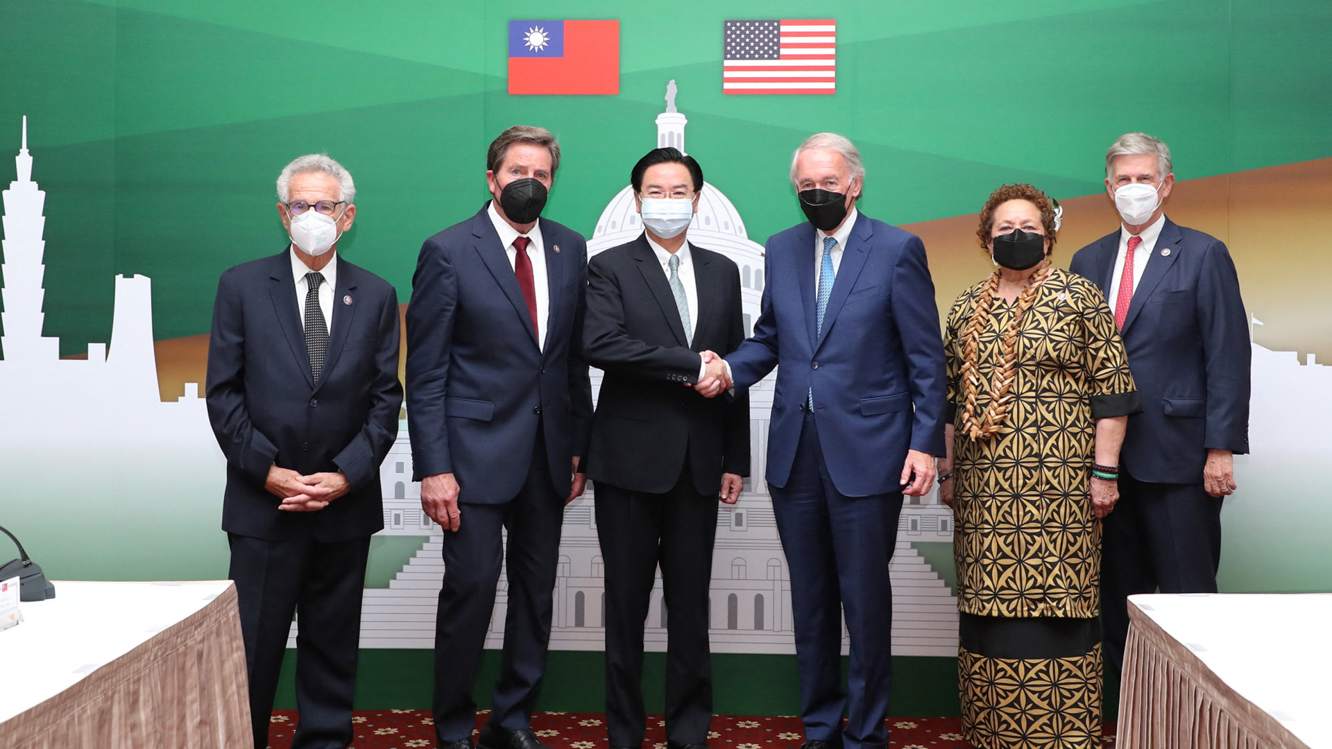 US Senator ED Markey schüttelt dem Außenminister Taiwans, Joseph Wu, die Hand. | AFP