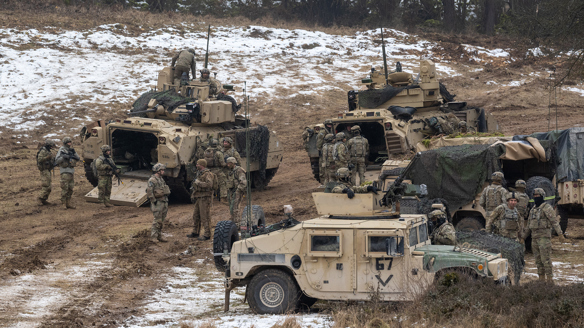 US-Soldaten stehen während der internationaler Militärübung "Allied Spirit 2022" auf dem Gelände des Truppenübungsplatz Hohenfels. | picture alliance/dpa