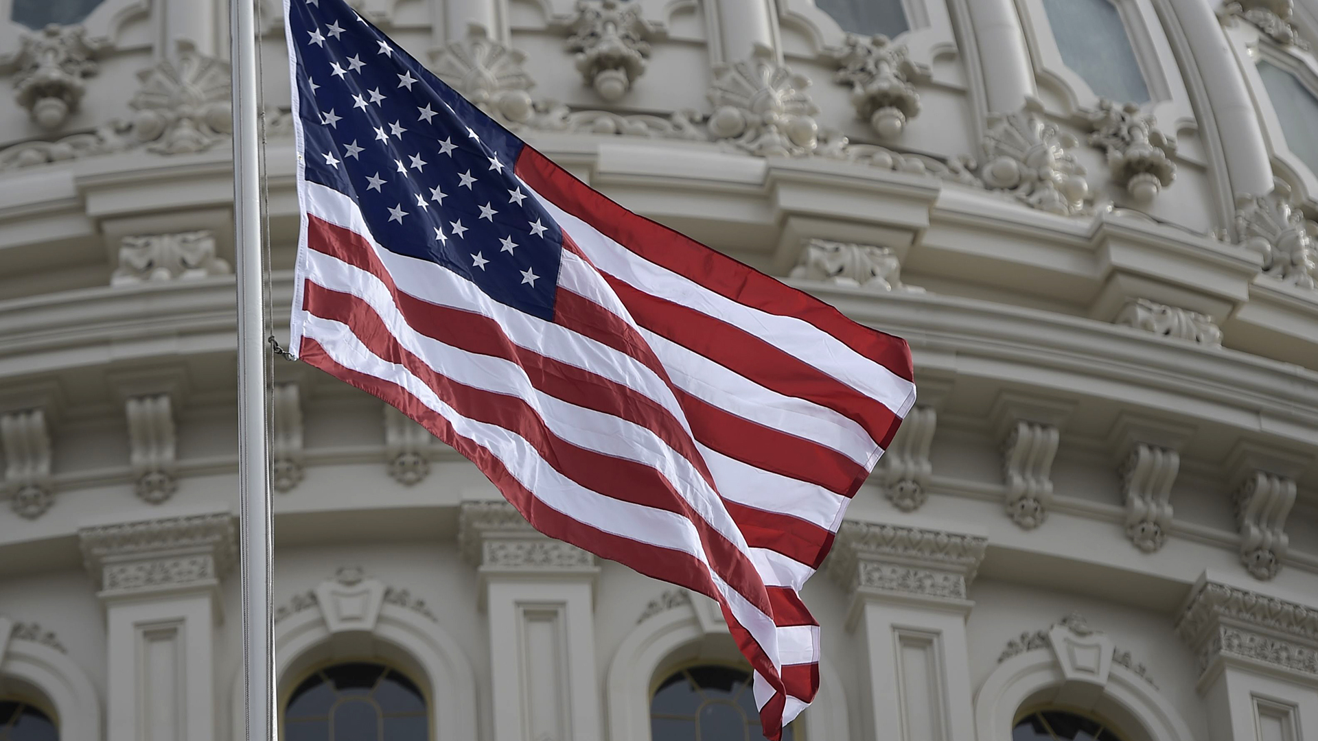 Die amerikanische Flagge weht auf dem Capitol. | AFP