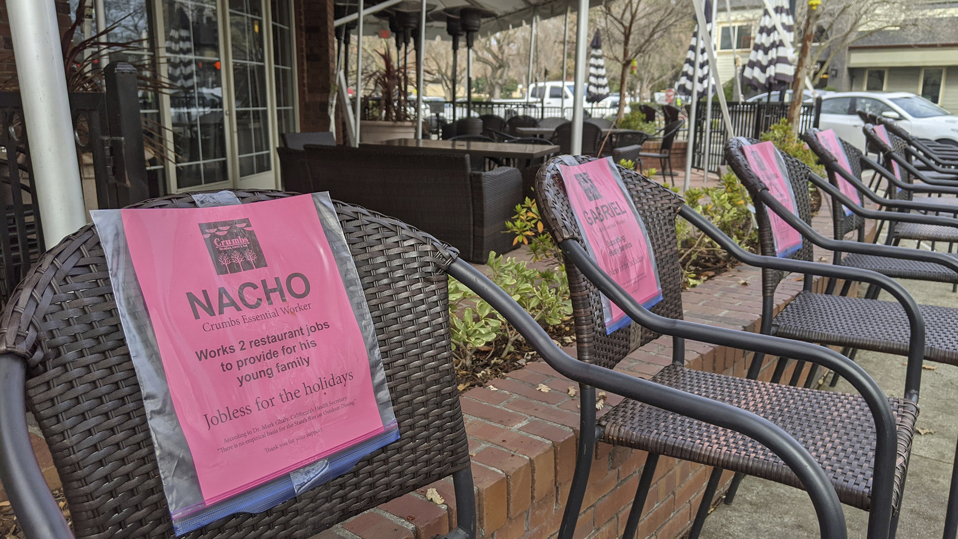 Leere Stühle mit Namen von Personen, die während der Corona-Pandemie ihre Arbeit verloren haben | AP