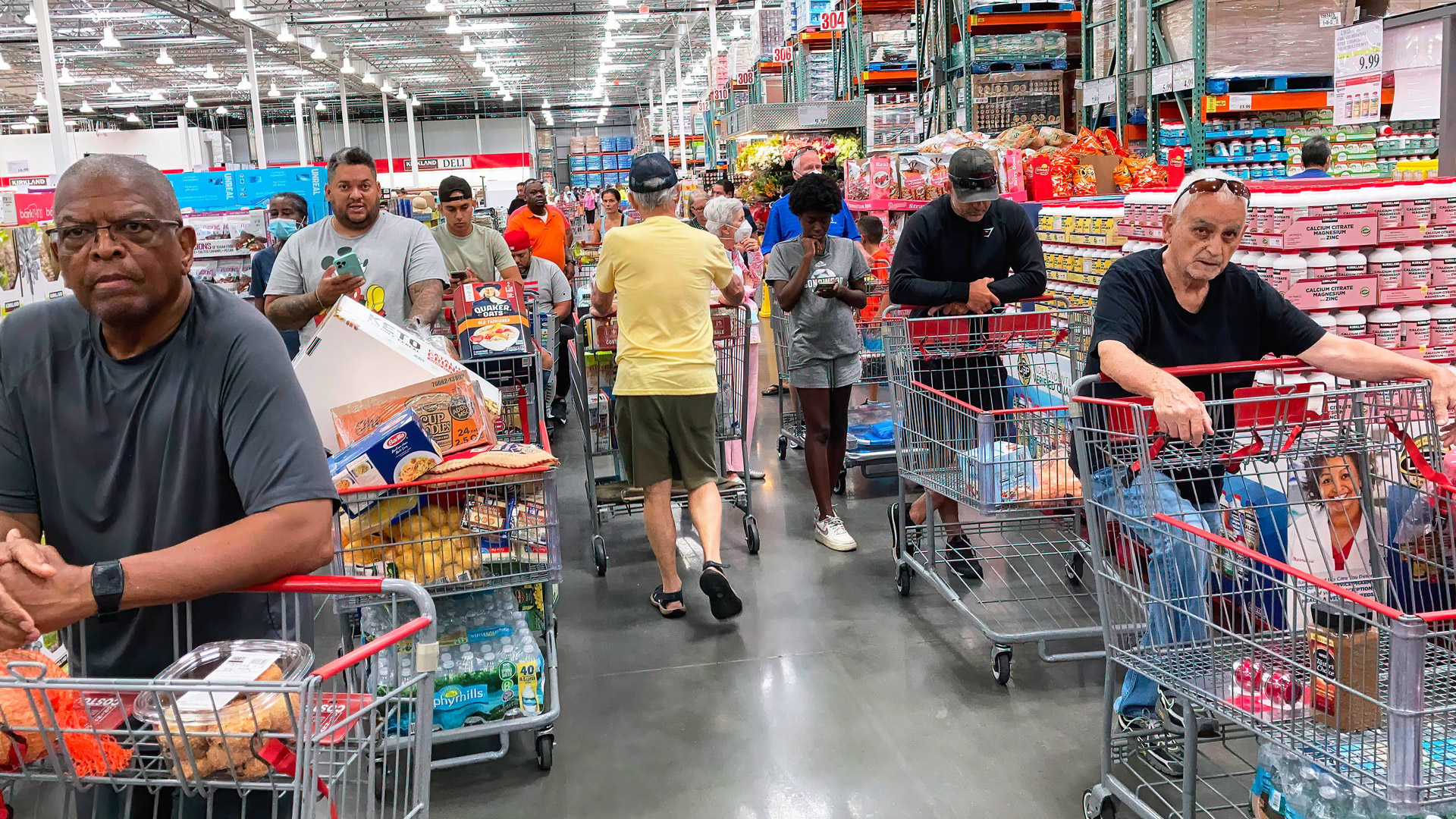 Käufer warten an der Kasse eines Costco-Supermarkts in Orlando. | picture alliance / ZUMAPRESS.com