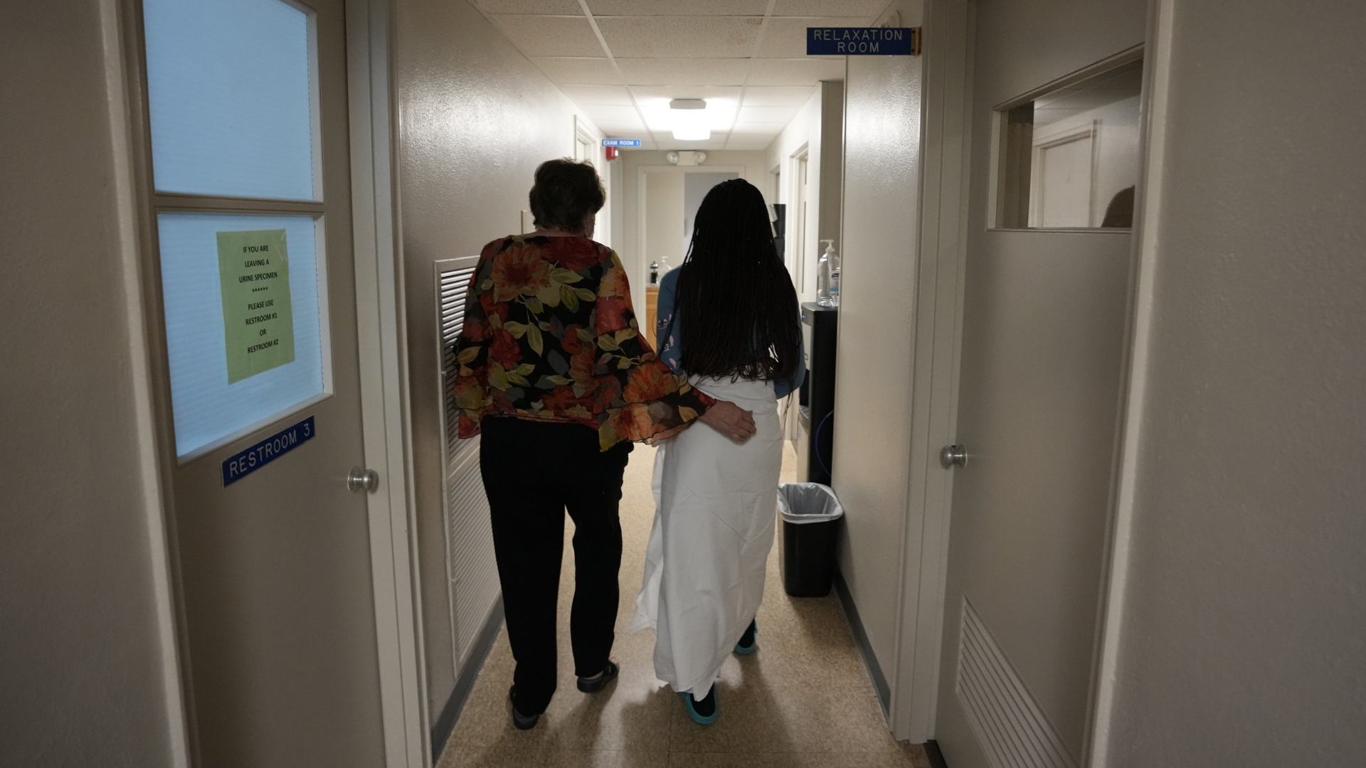 Eine Frau aus Texas läuft einen Gang entlang in einer Abtreibungsklinik im US-Bundesstaat Louisiana.