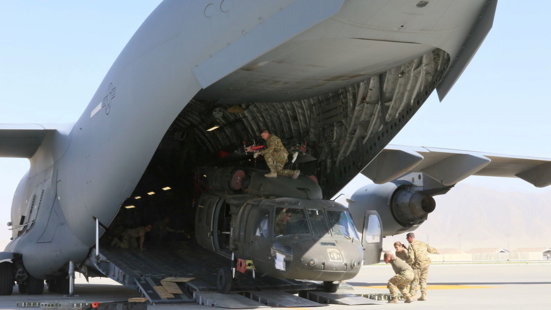 Ein US-Hubschrauber in Afghanistan wird verladen