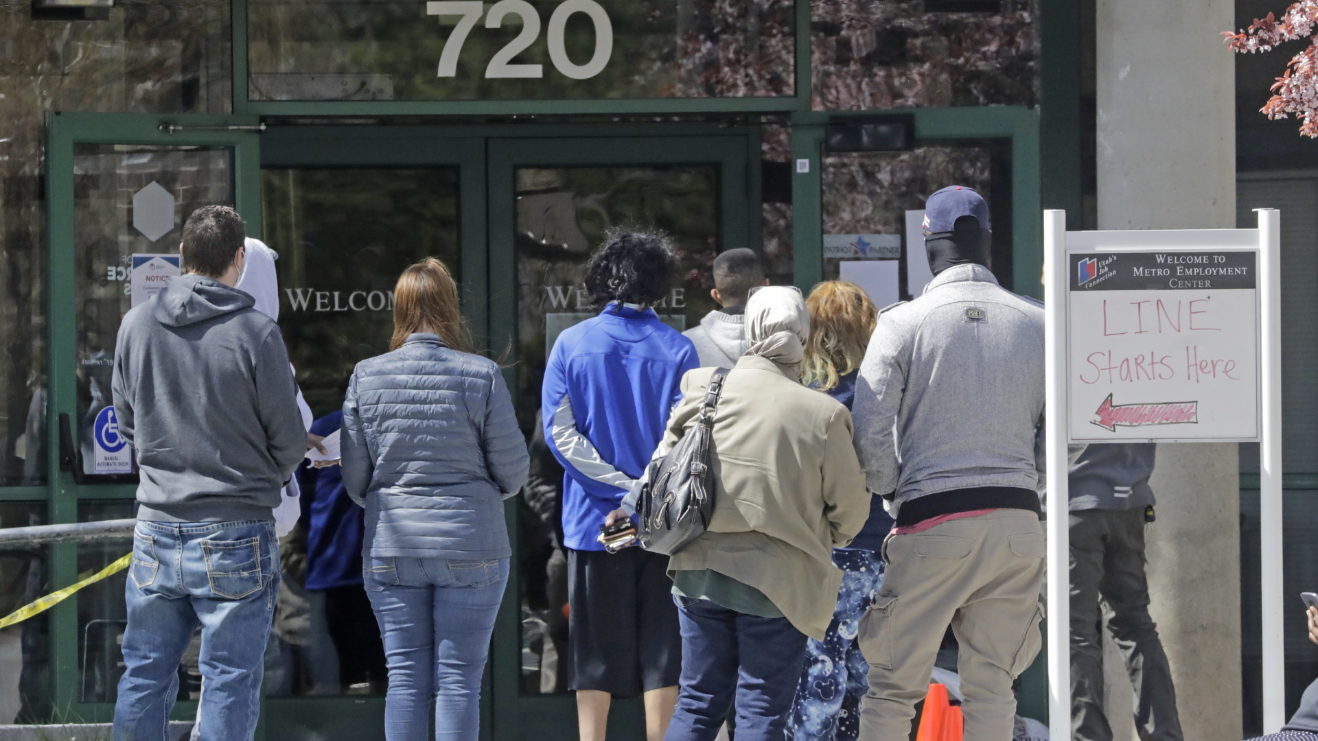 Menschen stehen vor dem Arbeitsamt von Salt Lake City in den USA Schlange. | dpa