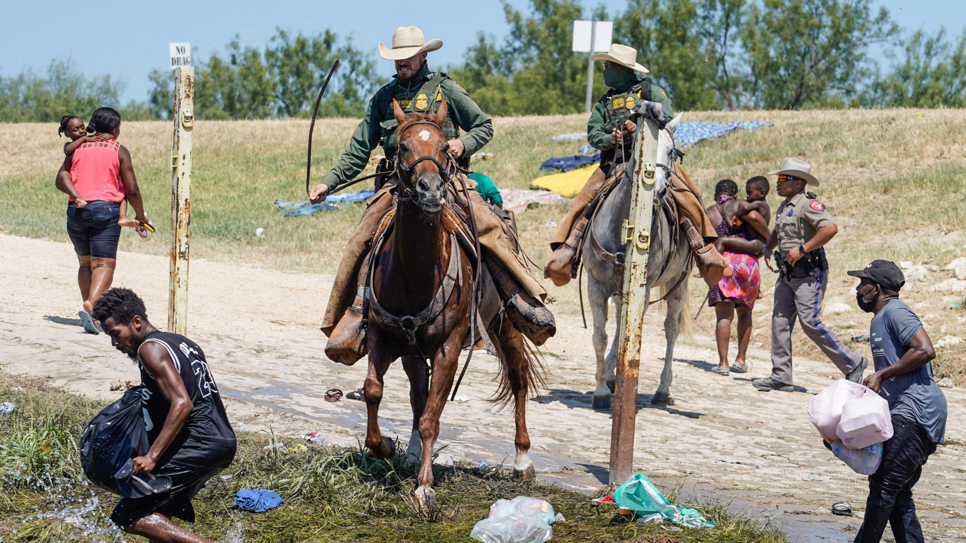Ein US-Polizist zu Pferd geht gegen Flüchtlinge vor. | AFP