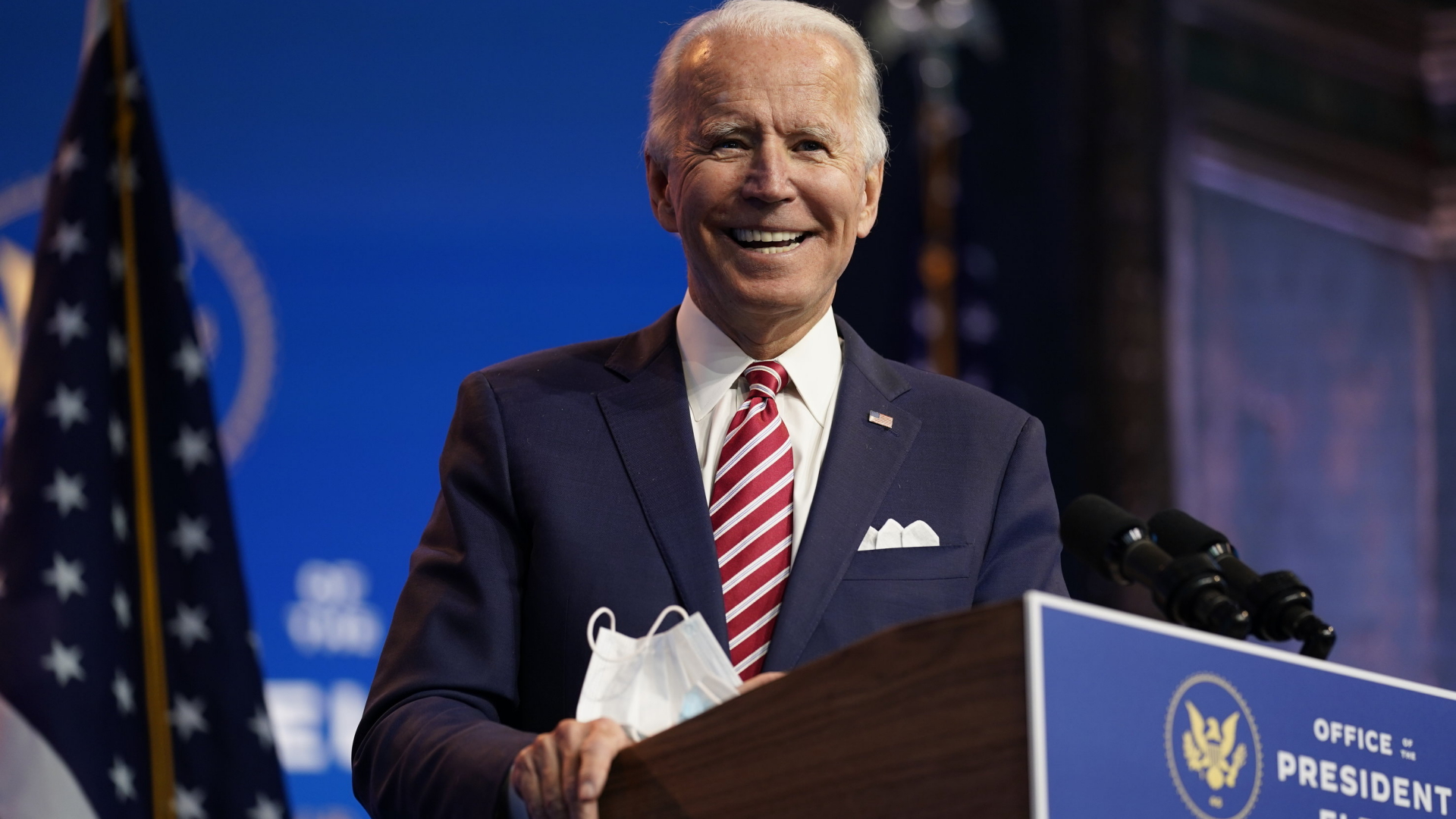 Der gewählte US-Präsident Joe Biden spricht im Queen Theater in Wilmington über seine Wirtschaftspläne. | Bildquelle: AP