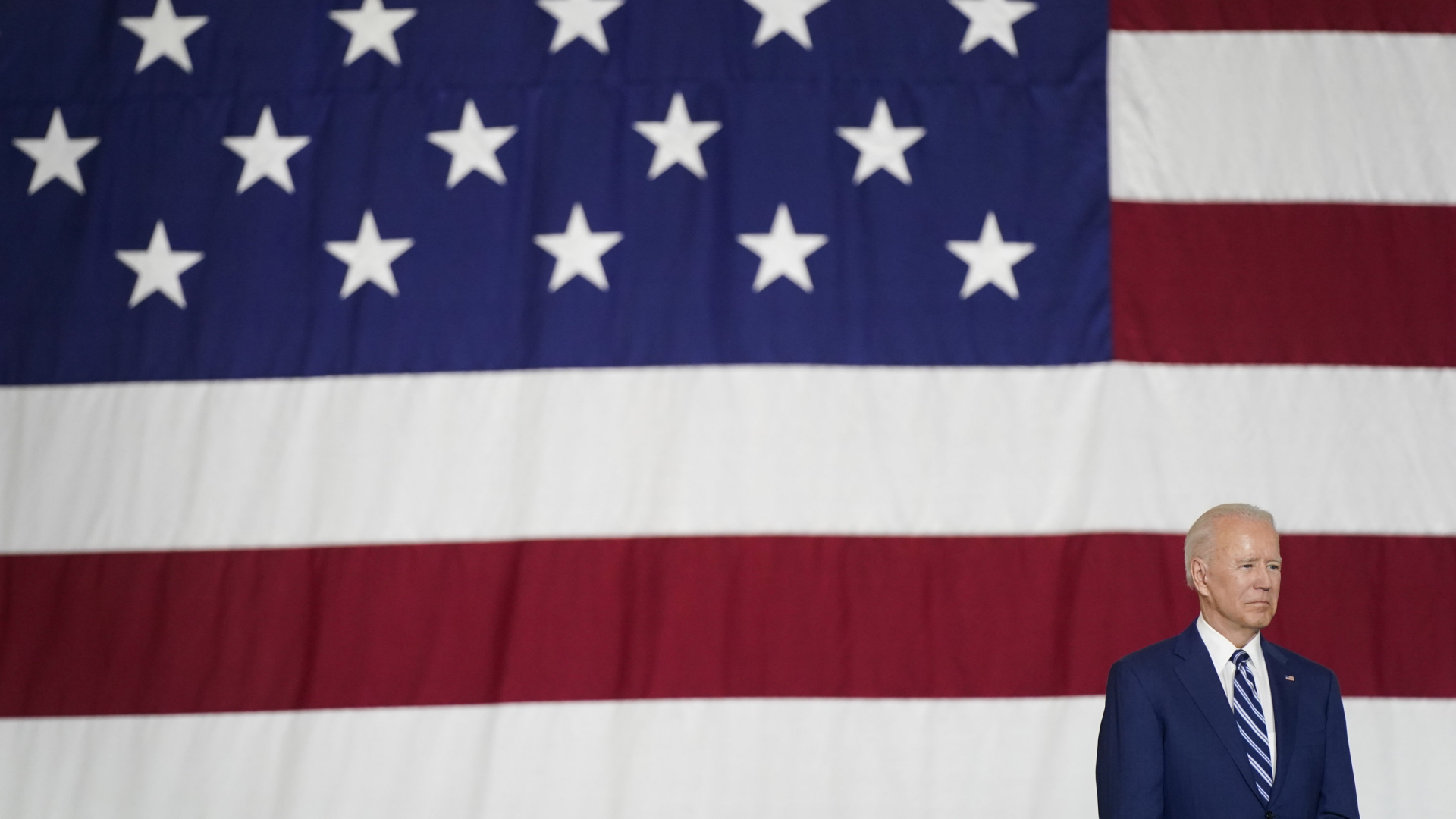 US-Präsident Joe Biden vor einer riesigen amerikanischen Flagge. | AP