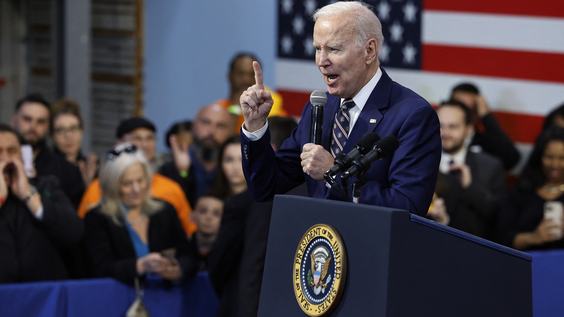US-Präsident Joe Biden hält im März 2023 in Philadelphia eine Rede vor einer Gewerkschaftsversammlung.