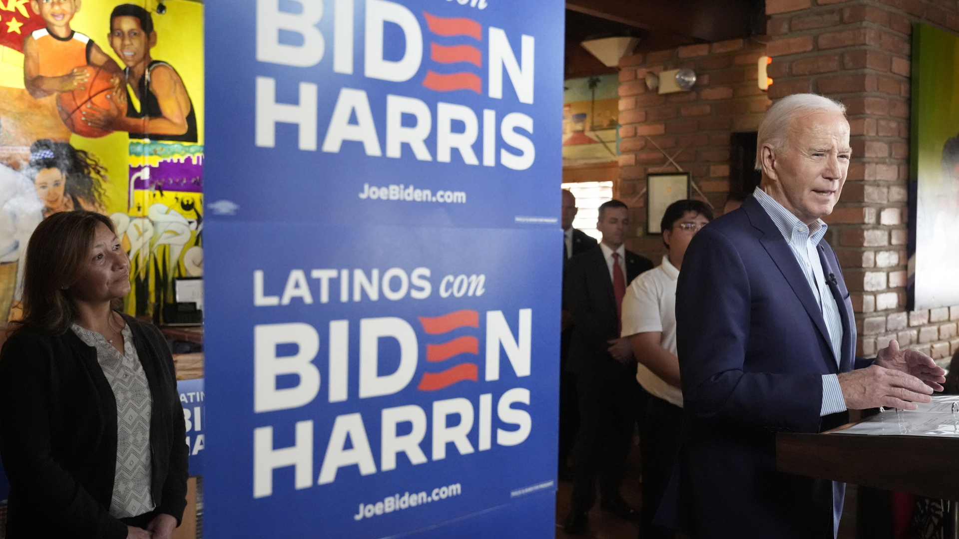 US-Präsident Joe Biden bei einem Wahlkampfauftritt in einem Restaurant in Phoenix, Arizona