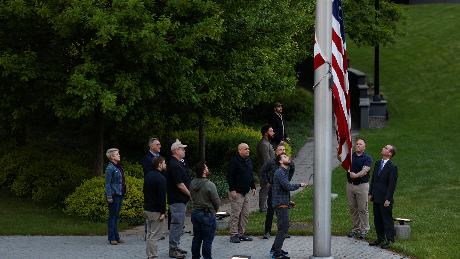 Die US-Flagge wird zum ersten Mal gehisst, nachdem amerikanische Diplomaten in die US-Botschaft in Kiew zurückgekehrt sind. | REUTERS