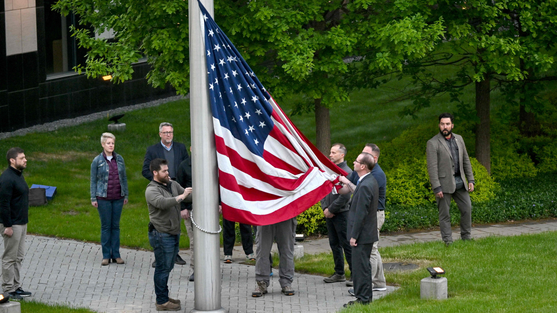 Die US-Flagge wird zum ersten Mal gehisst, nachdem amerikanische Diplomaten in die US-Botschaft in Kiew zurückgekehrt sind.