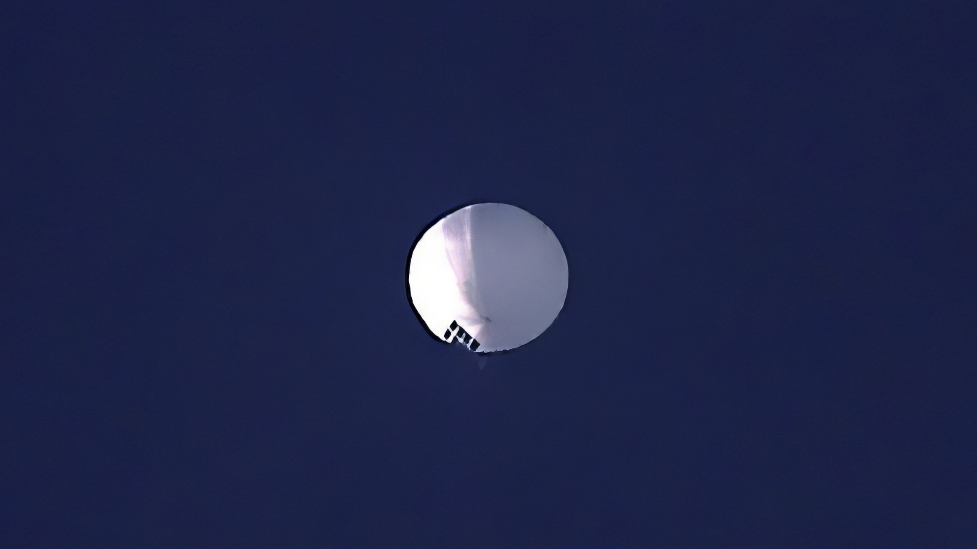 Eine US-Aufnahme eines offenbar chinesischen Spionageballons über dem Bundesstaat Montana. | AP