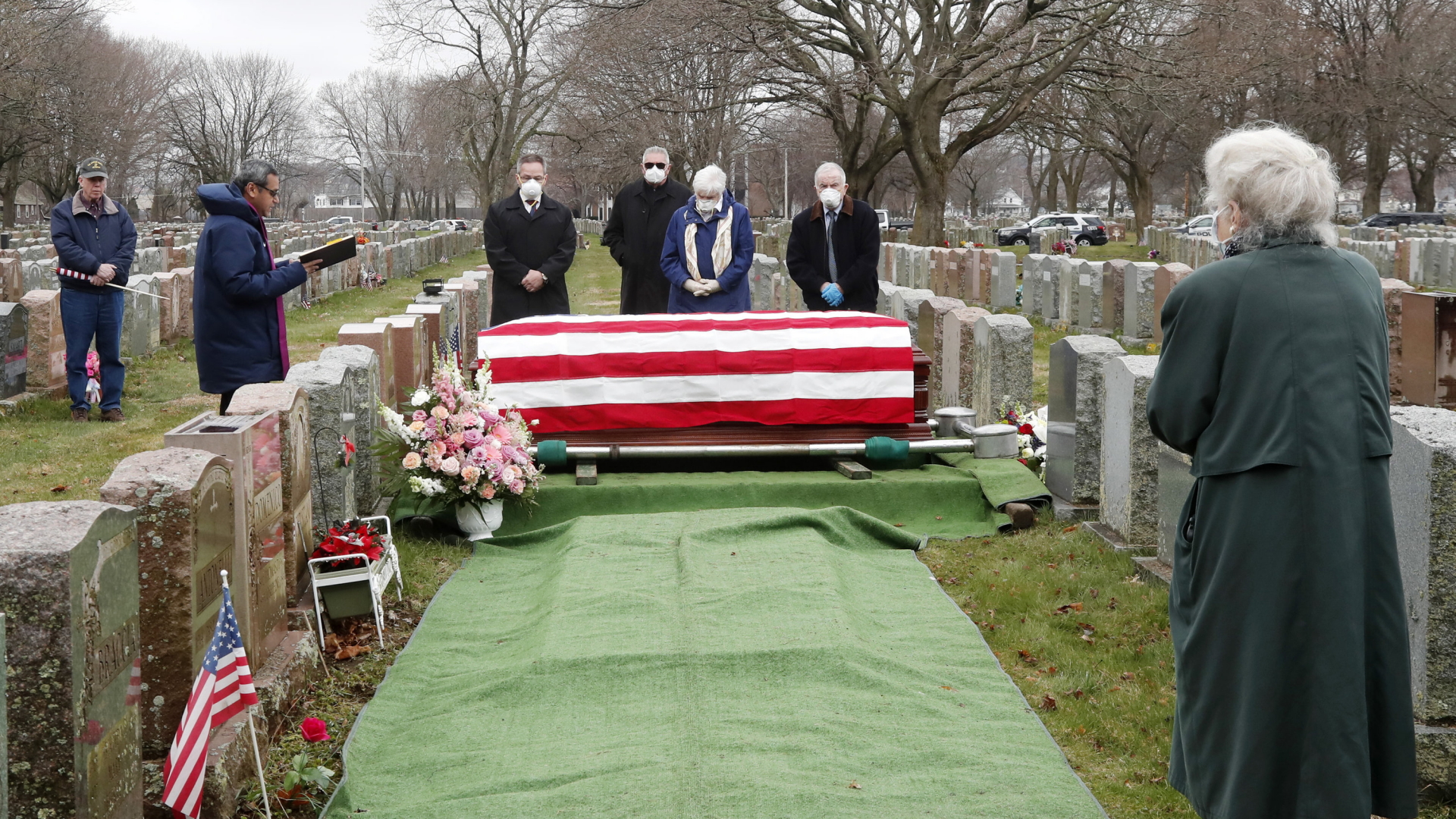 Beerdigung einer an Covid-19 gestorbenen Weltkriegsveteranin in Massachussetts | AP