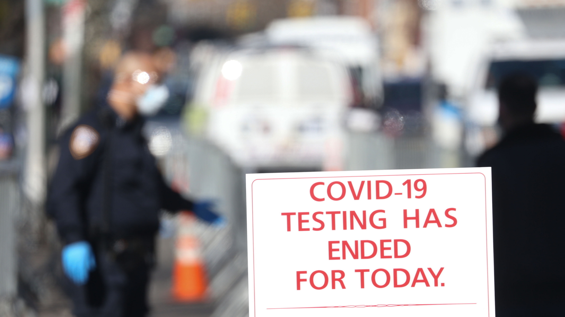 Schild vor Corona-Testzentrum in New York | Bildquelle: dpa