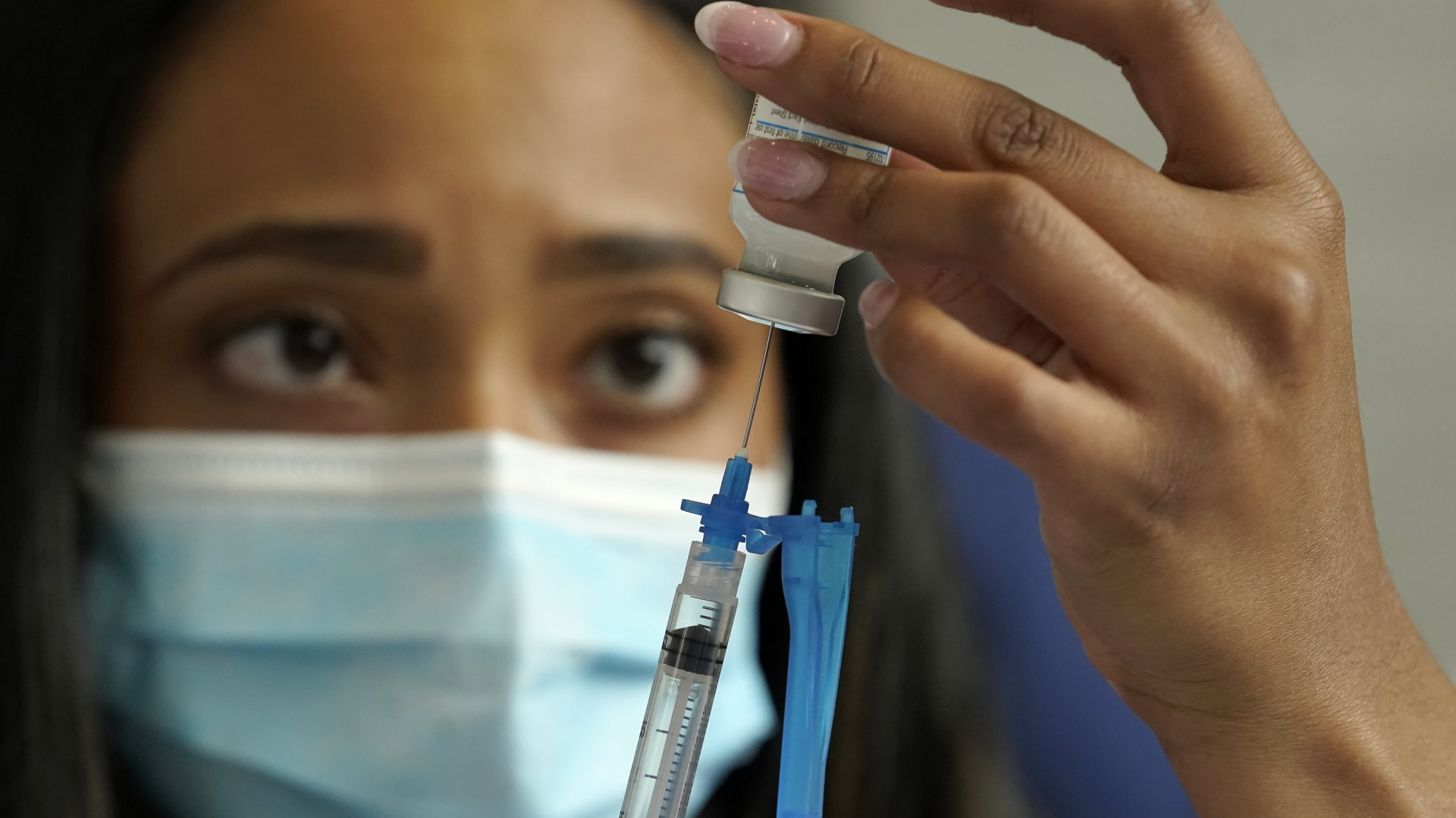 Im amerikanischen Foxborough zieht eine medizinische Angestellte eine Spritze mit dem Impfstoff von Moderna auf. | AP