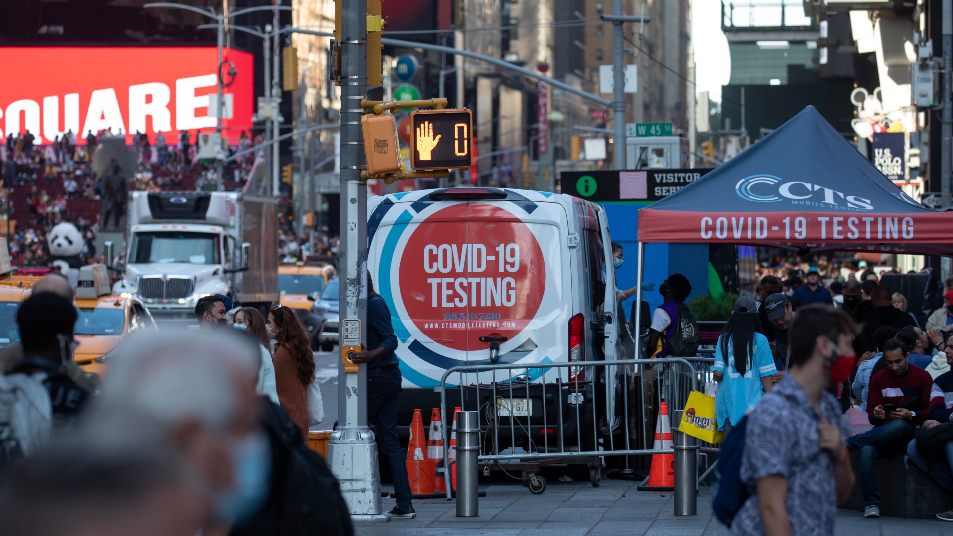 Eine Corona-Teststation steht am Times Square. | dpa
