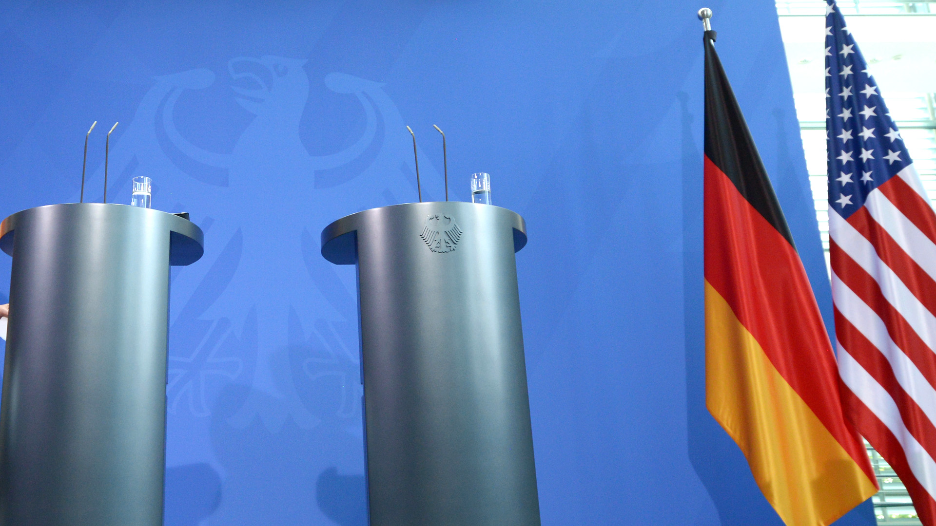 Pulte im Kanzleramt neben einer deutschen Flagge und einer US-Flagge | picture alliance / dpa